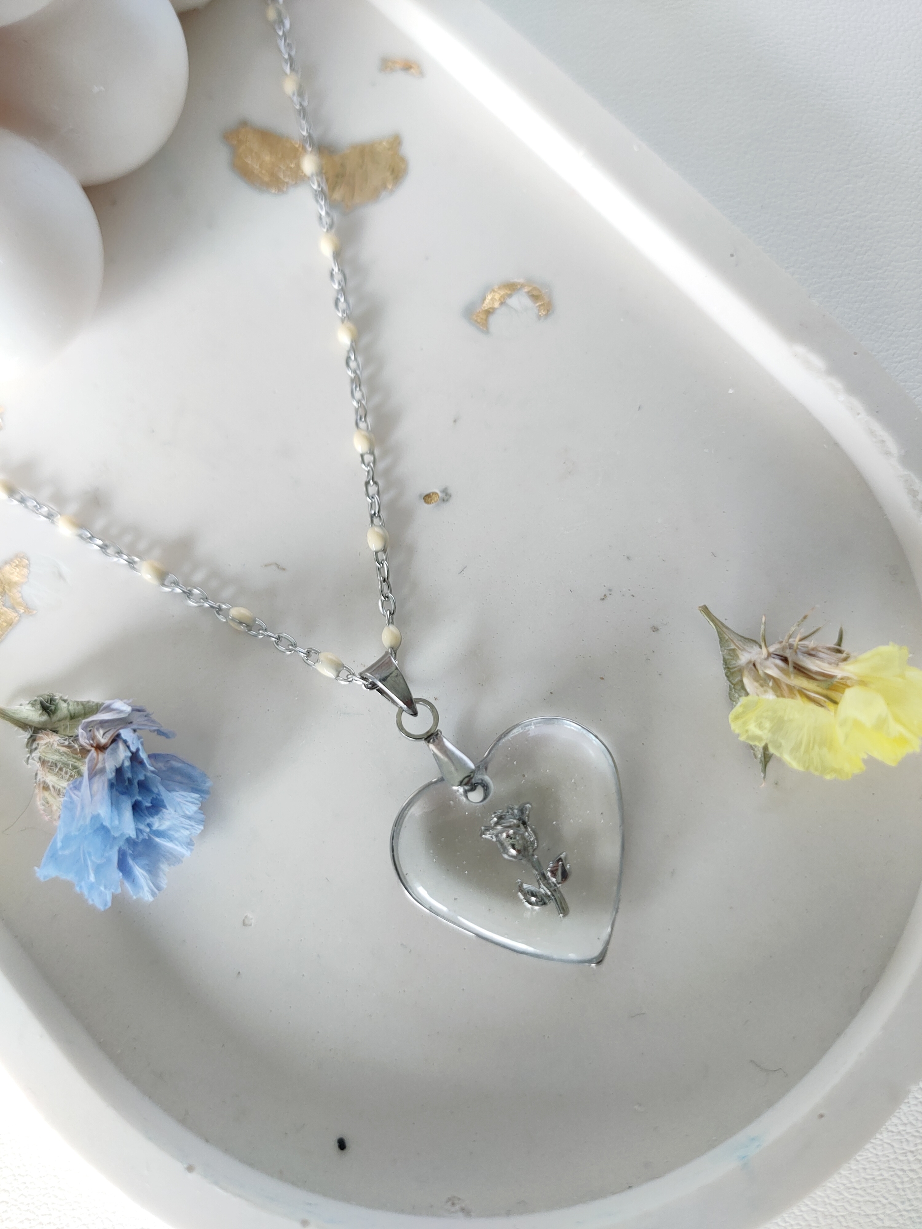 collier-acier-pendentif-resine-fleur