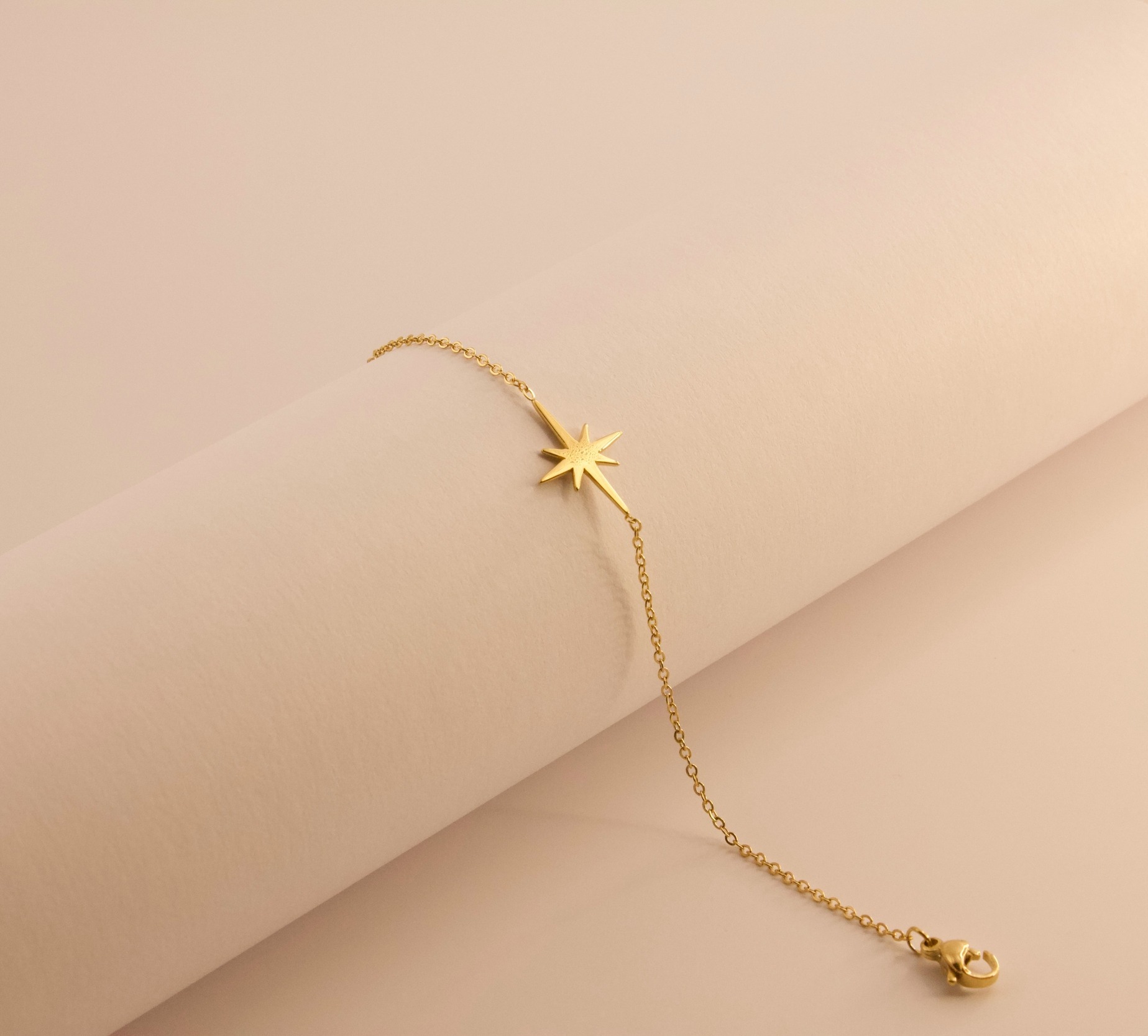 Bracelet en acier doré motif étoile