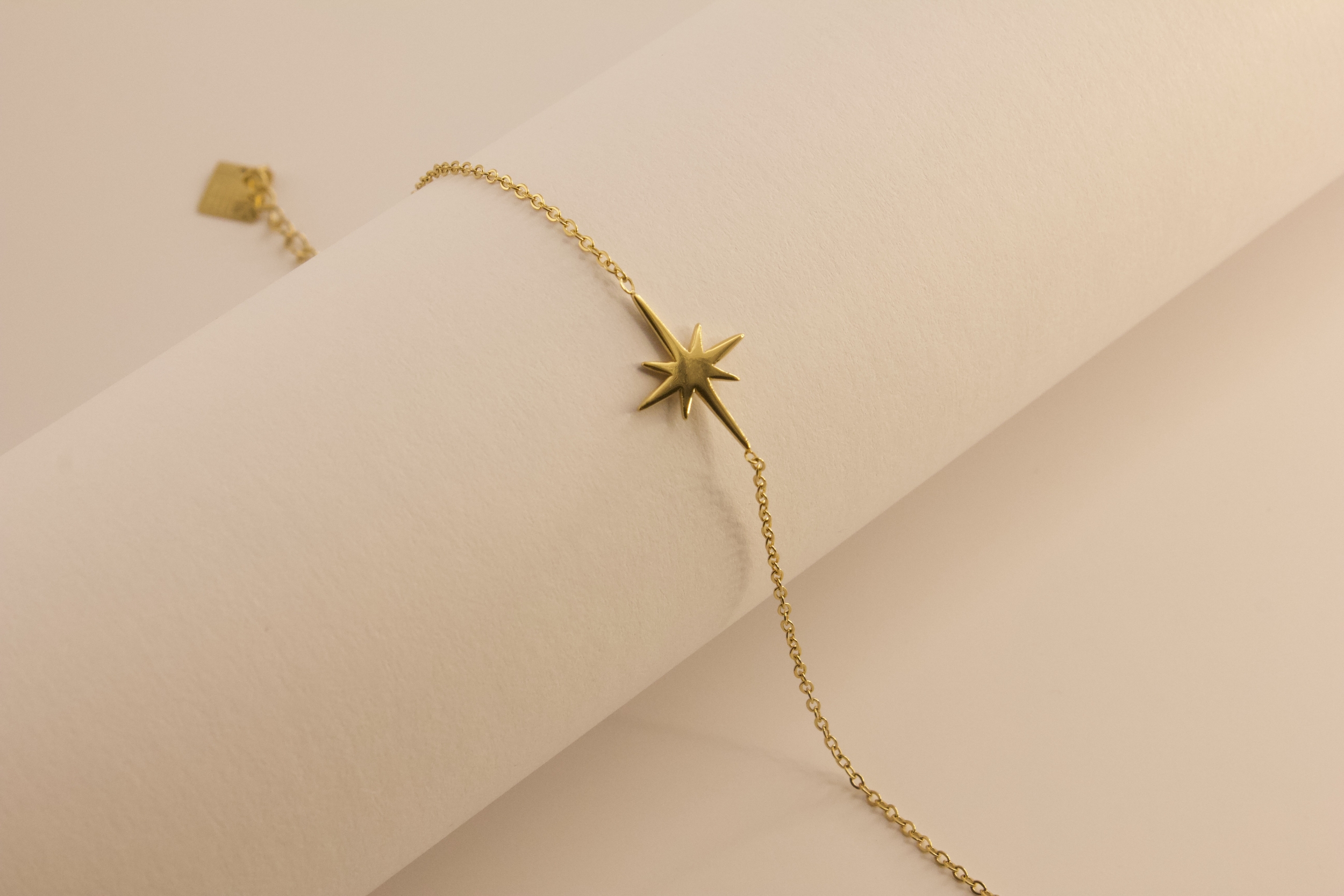 Bracelet en acier doré motif étoile