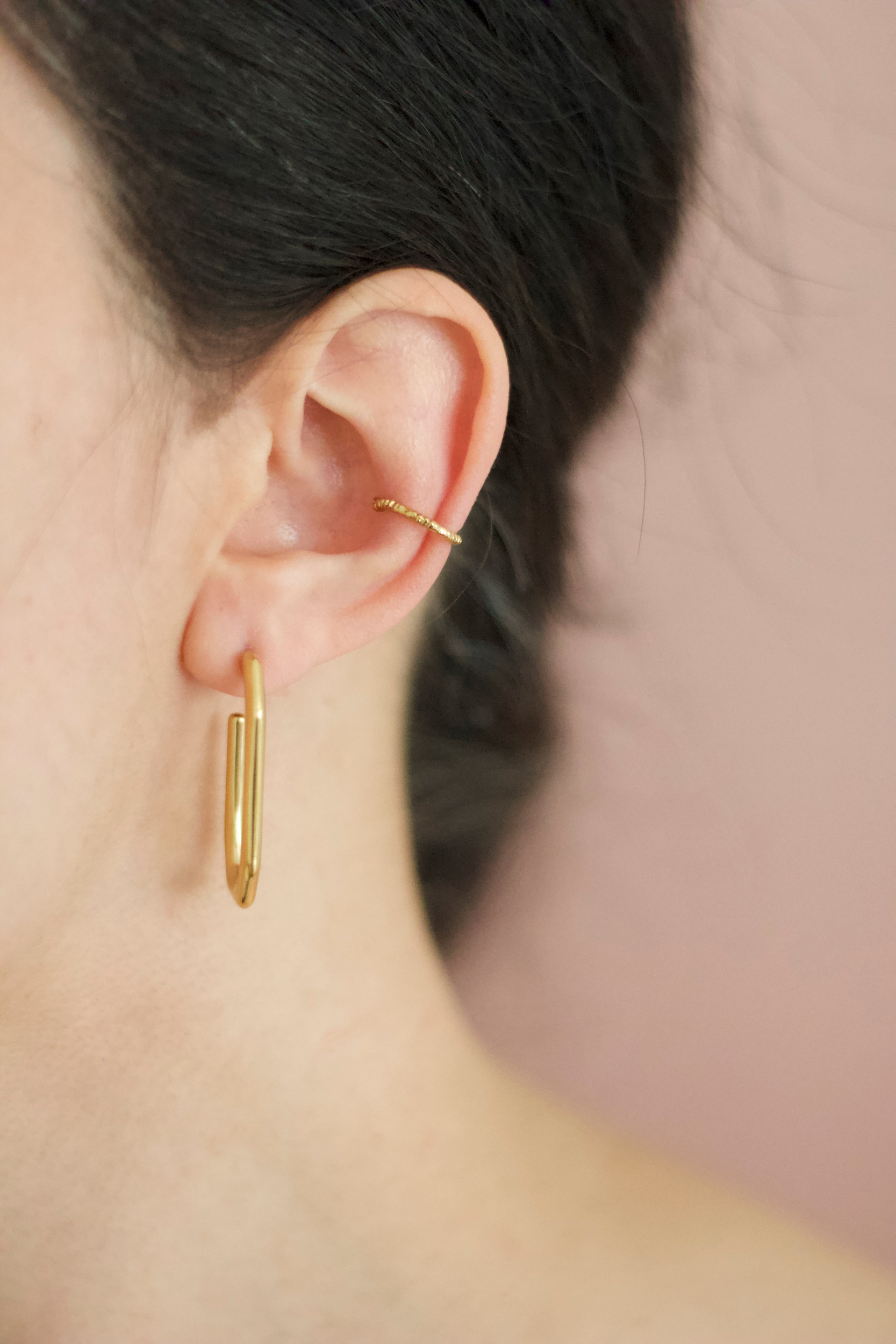 bague doreille en acier doré strié