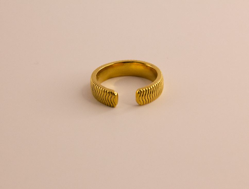 bague ajustable en acier doré strié