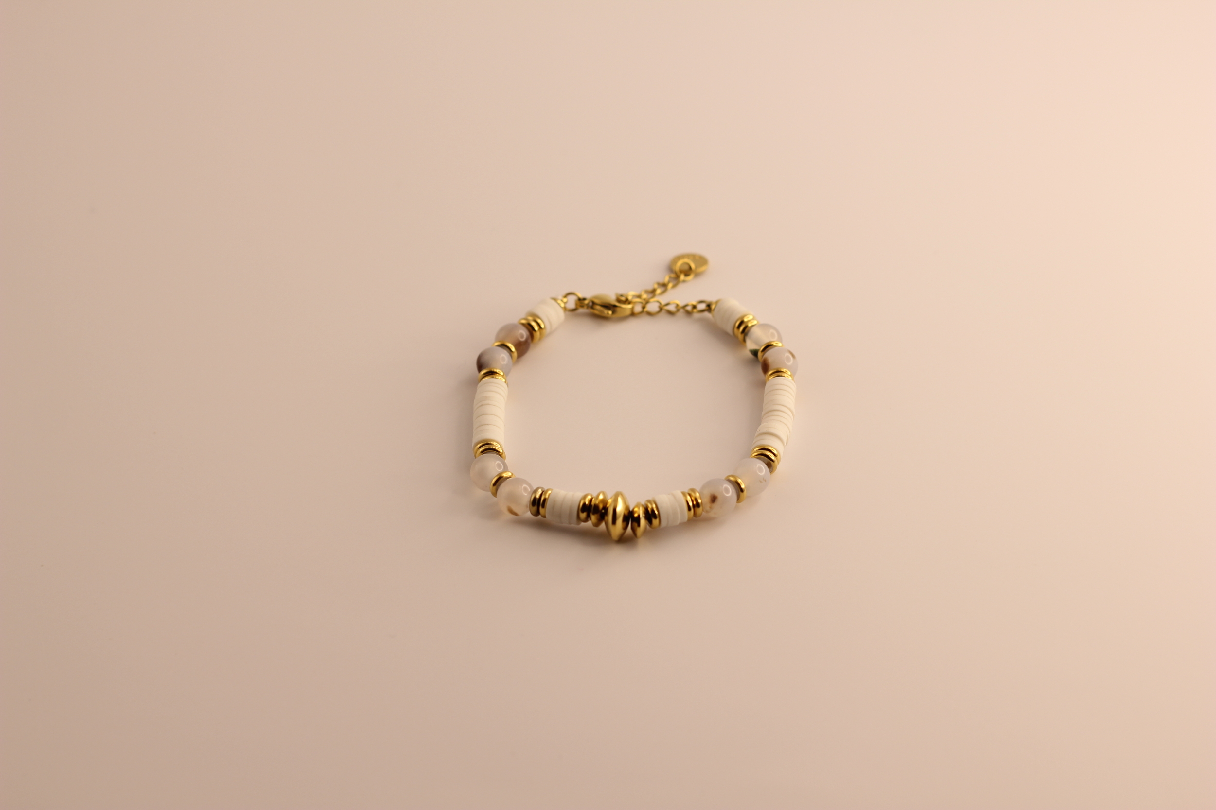 Bracelet en acier doré et jade blanc