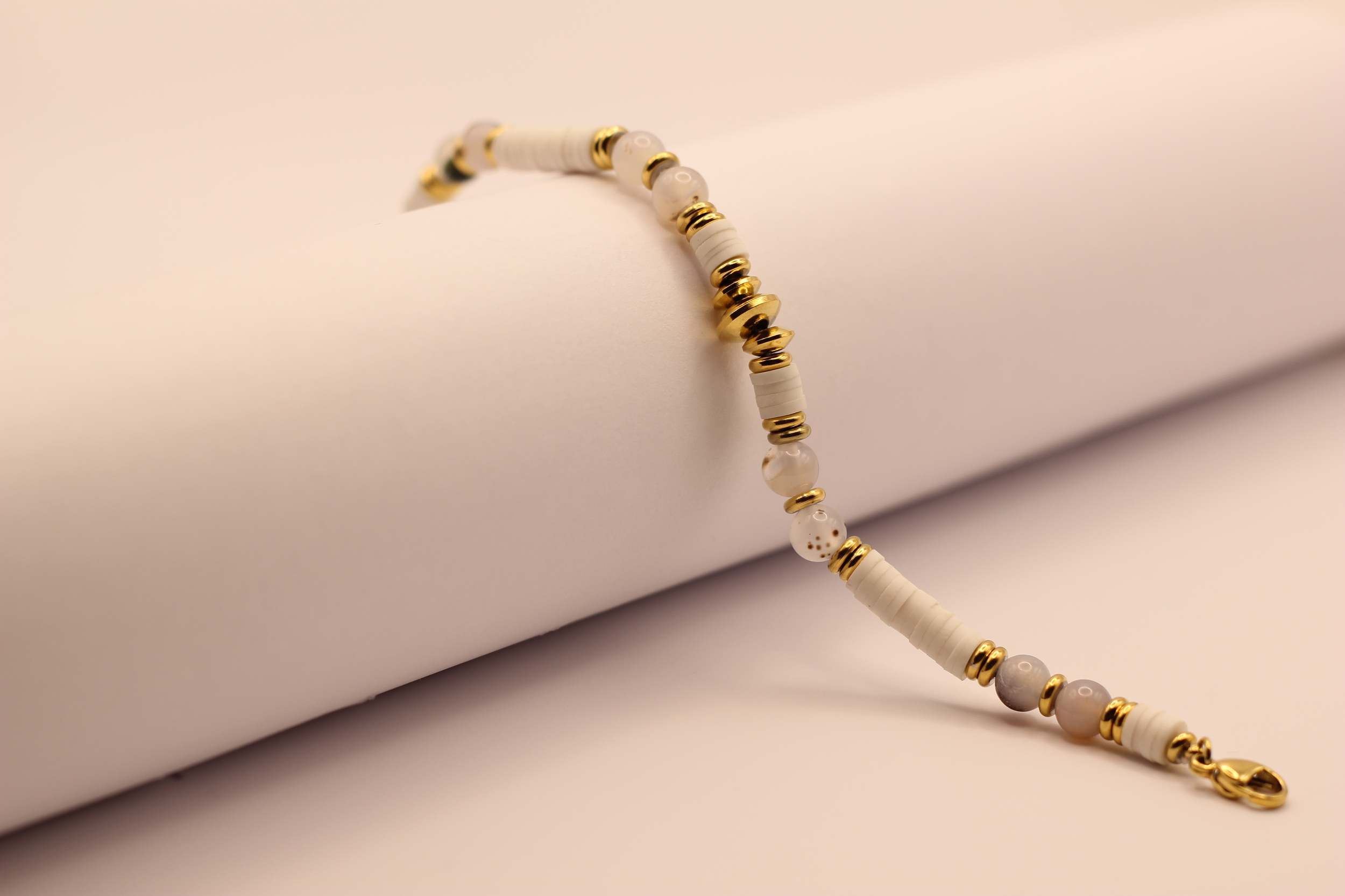 Bracelet en acier doré et jade blanc