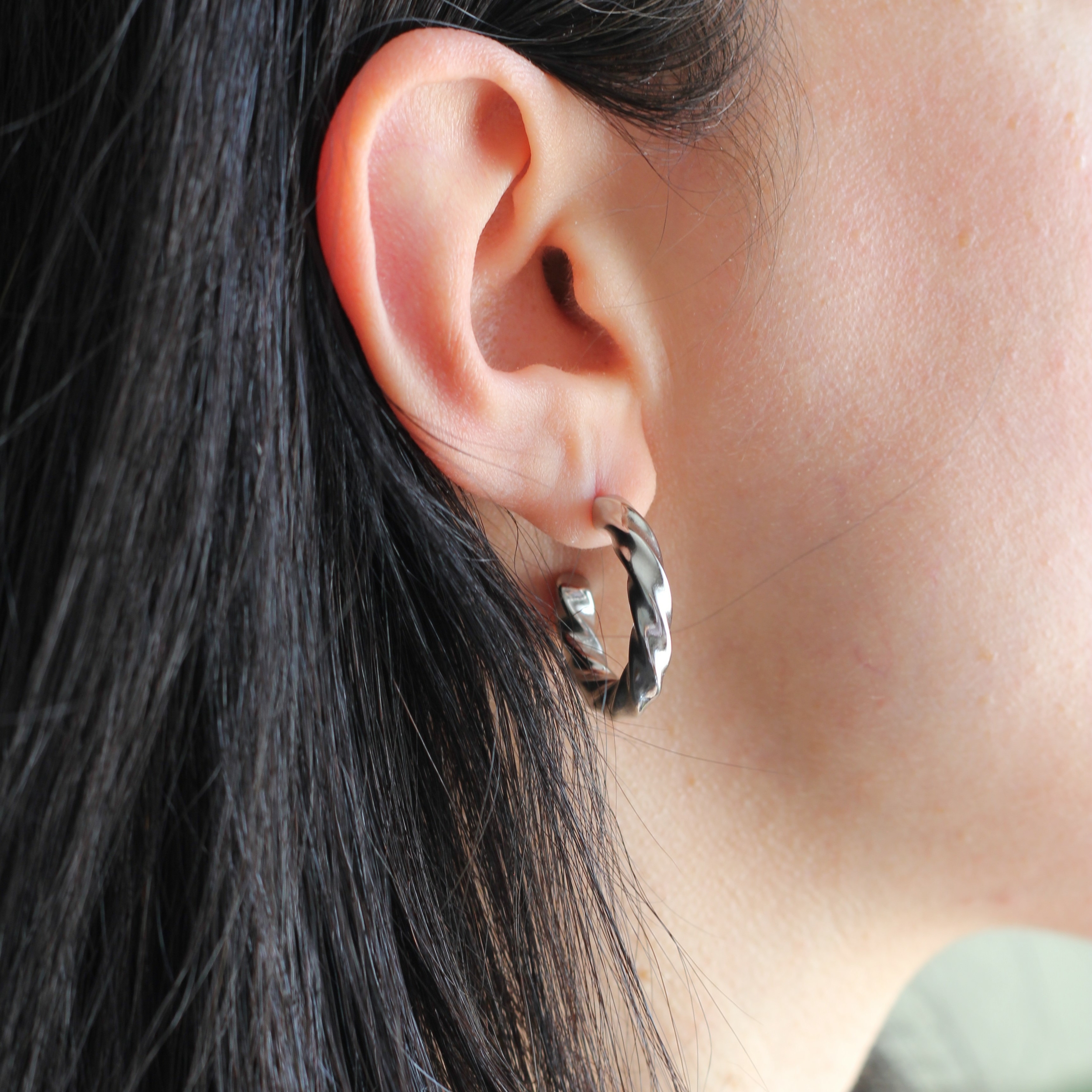 Boucles doreilles torsadées en acier argenté