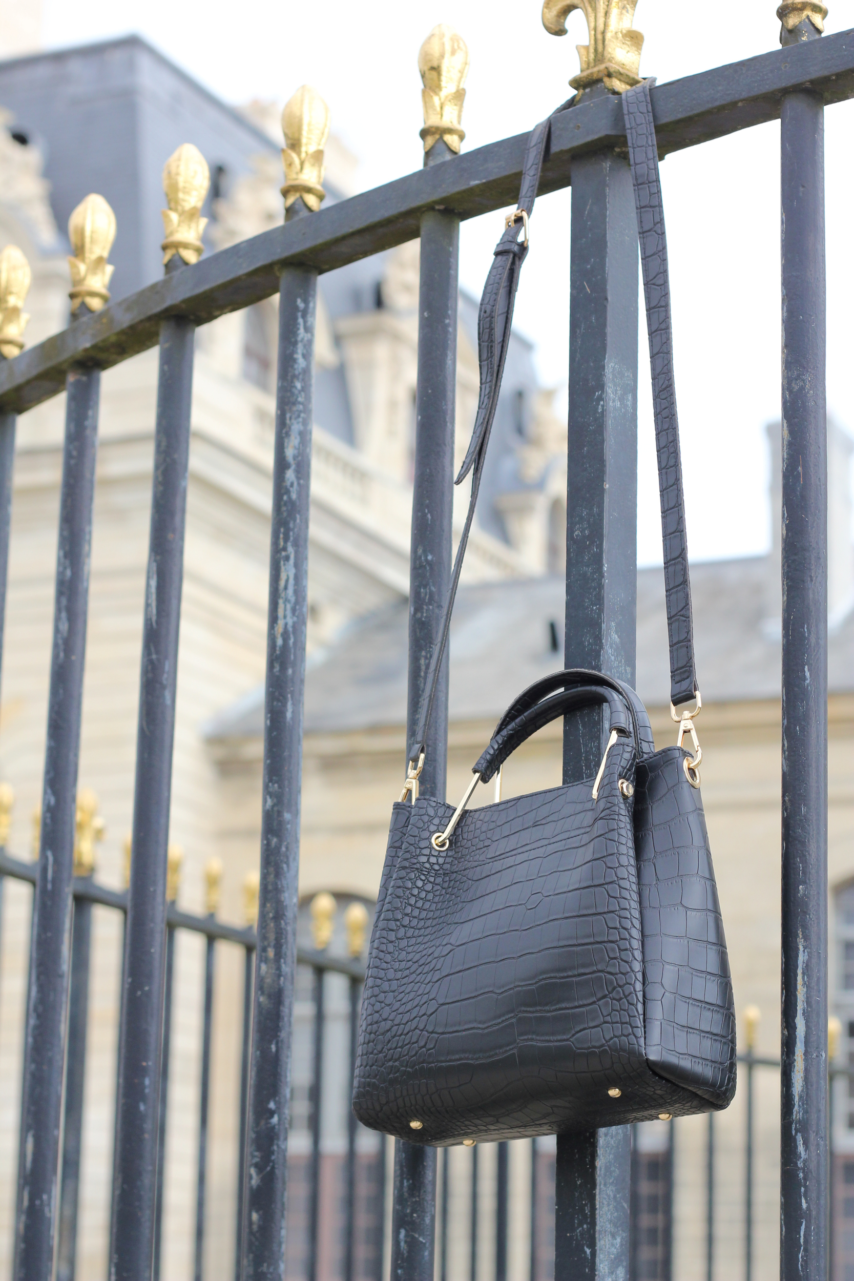 Sac à main à bandoulière effet croco noir