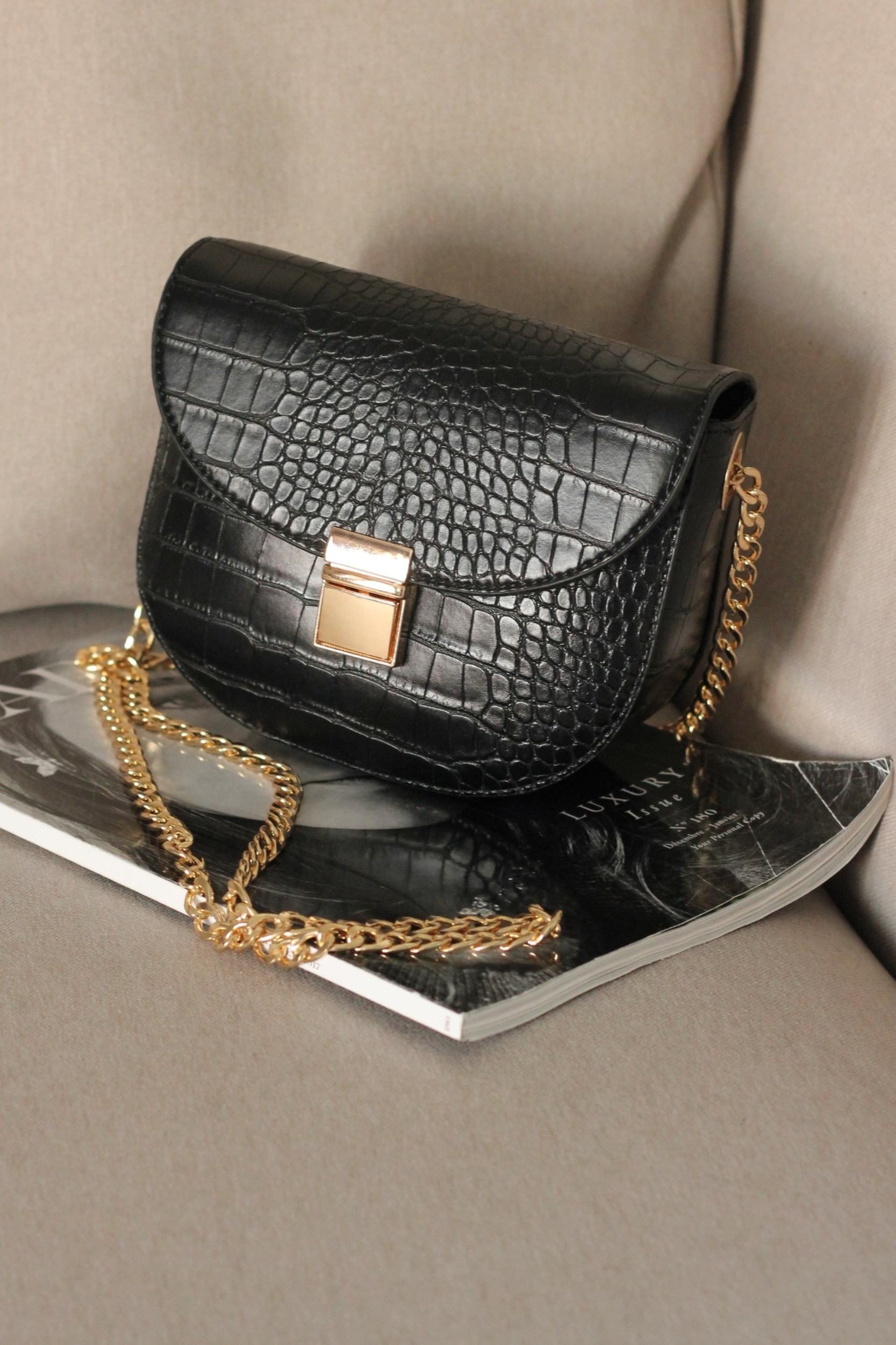 Sac à main à bandoulière similicuir noir effet croco