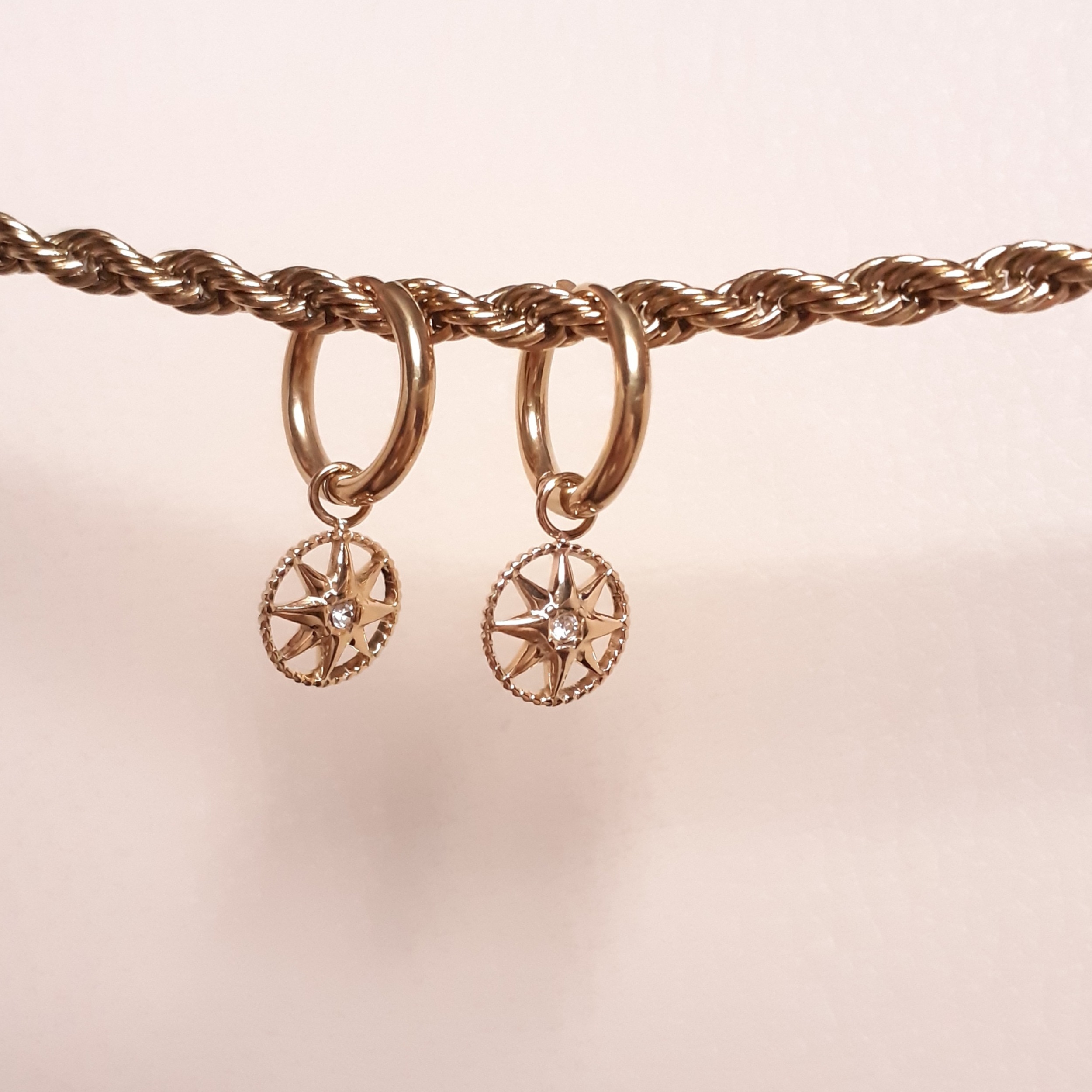 Boucles doreilles créoles avec pendant en acier inoxydable doré