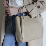 Sac à main à bandoulière beige et doré