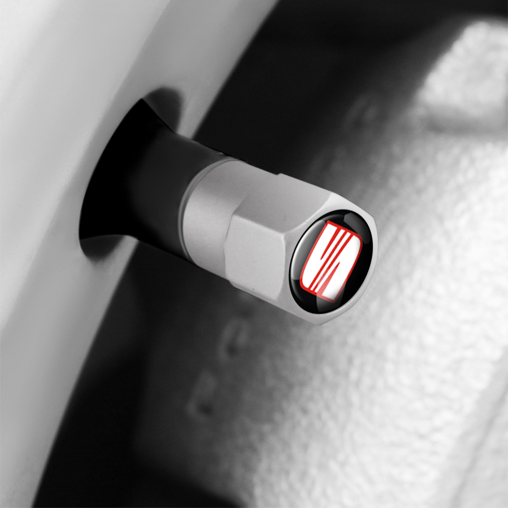 Tapón de válvula SEAT plateado instalado en llanta