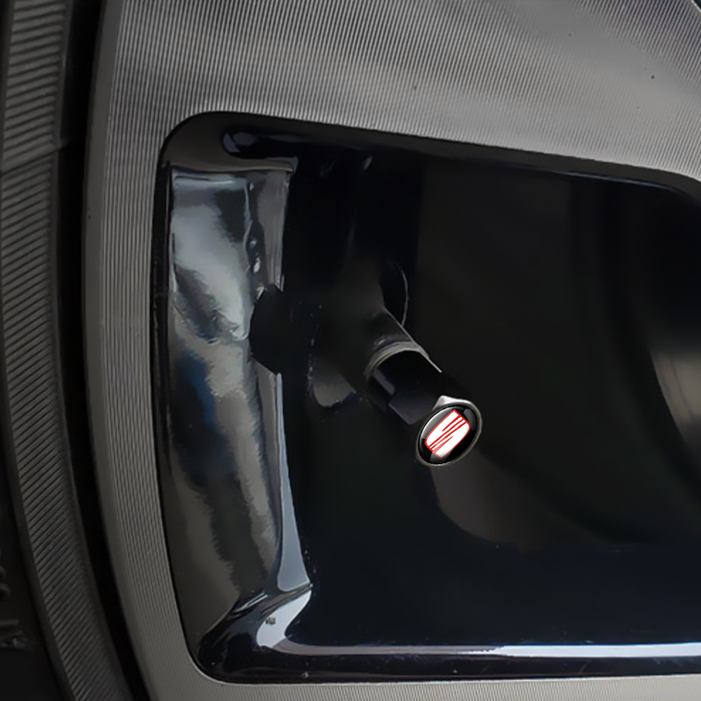 Tapón de válvula negro SEAT montado en llanta