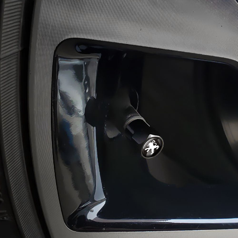 Tapón de válvula negro Peugeot montado en llanta