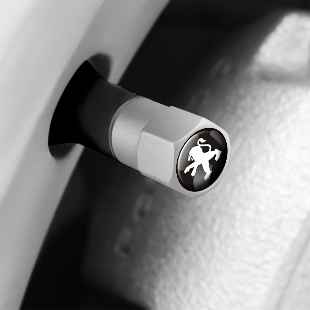 Tapón de válvula Peugeot plateado instalado en llanta