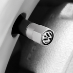 Tapón de válvula Volkswagen plateado instalado en llanta
