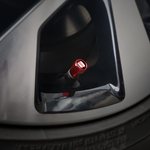 Tapón de válvula rojo SEAT montado en llanta