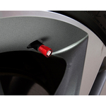 Tapón de válvula SEAT rojo instalado en rueda