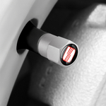 Tapón de válvula SEAT plateado instalado en llanta