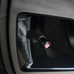 Tapón de válvula negro SEAT montado en llanta