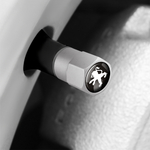 Tapón de válvula Peugeot plateado instalado en llanta