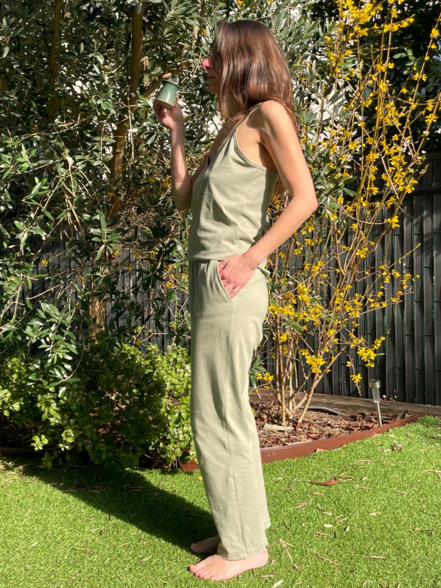 Caraco et pantalon coton bio et teinture végétale Feuilles de sauge lifestyle - Natura Feel