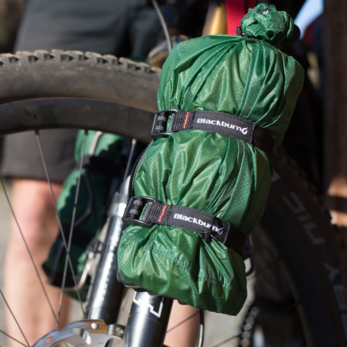 porte-tente-velo-bikepacking-blackburn-outpost-cargo-bike