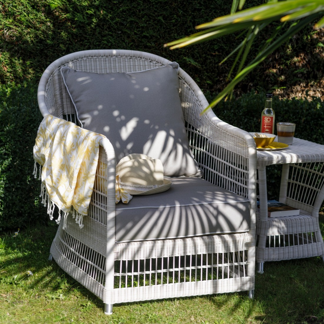 fauteuil-de-jardin-blanc-en-resine-biarritz (2)