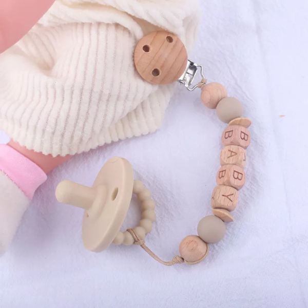 attache-tétine personnalisé en bois cadeau de naissance bébé