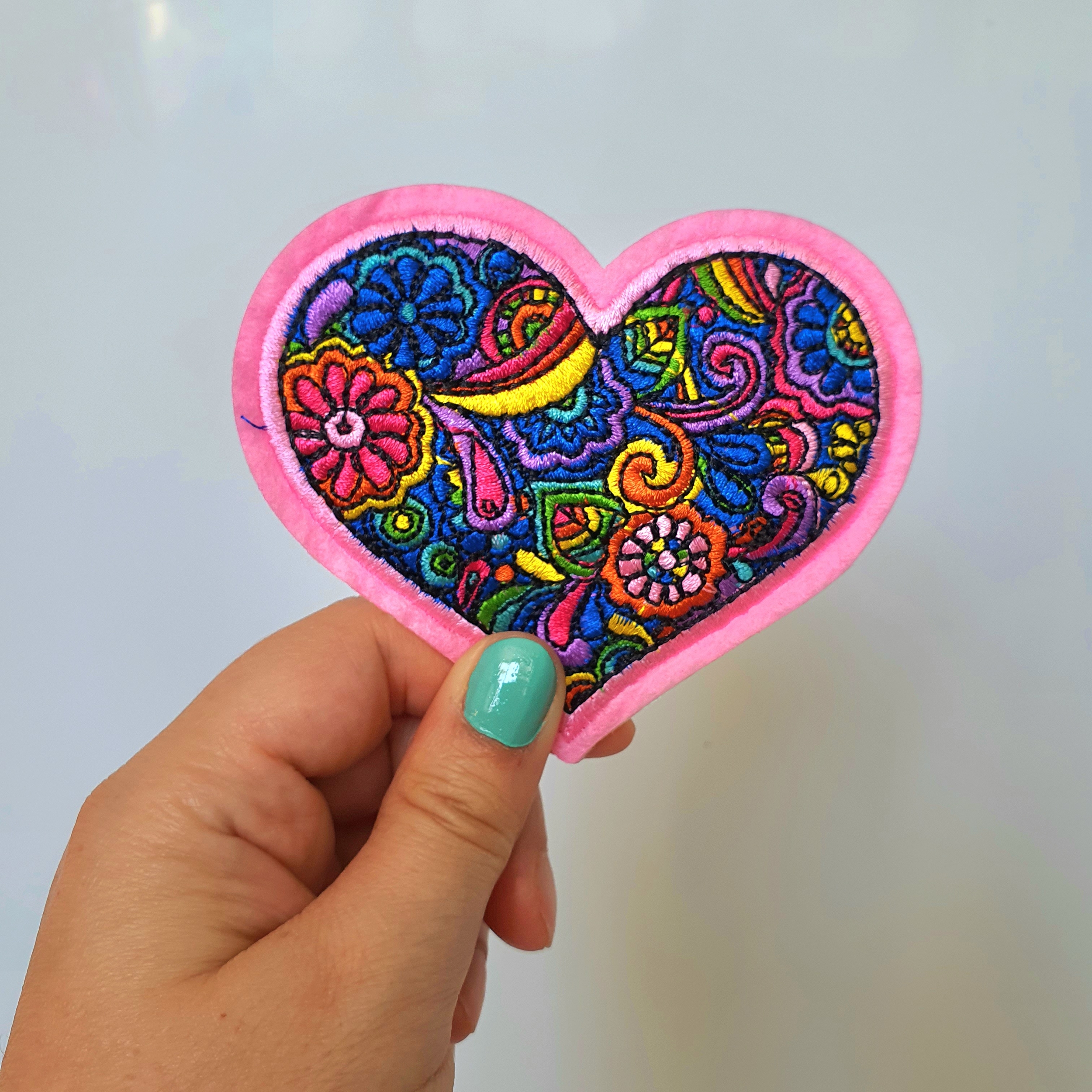 Patch autocollant coeur mandala rose multicouleur