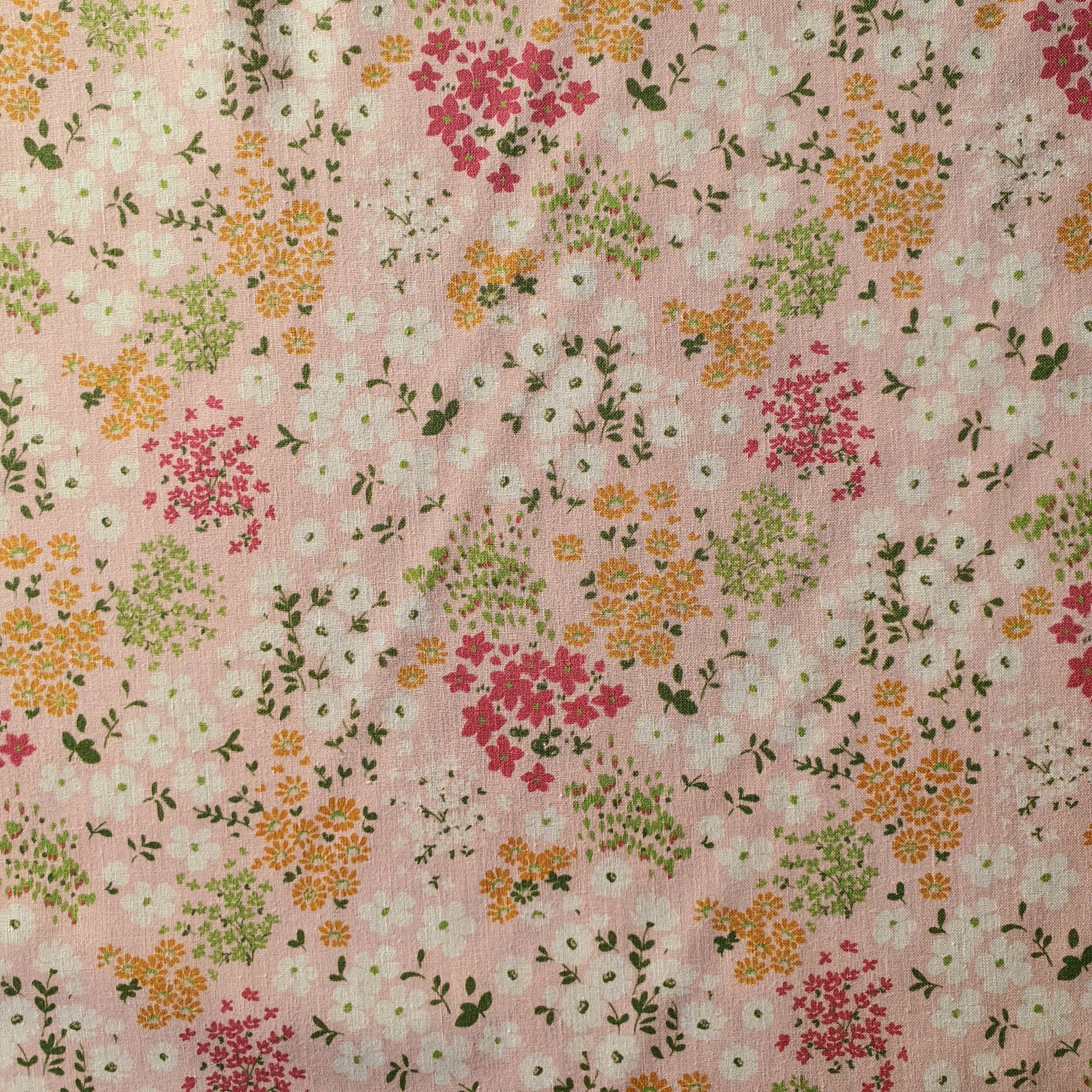 Tissu coton rose fleuri jaune vert blanc