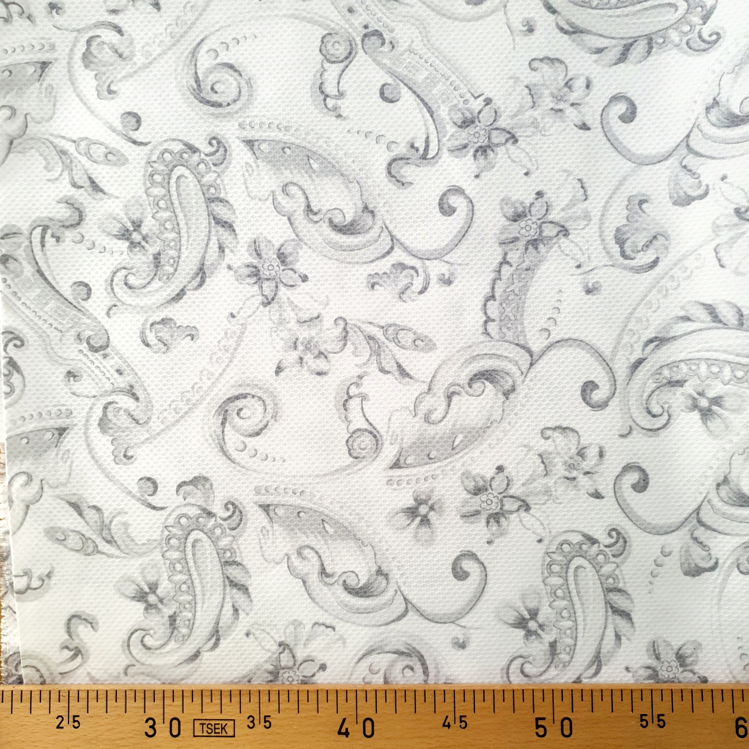 Tissu coton polyester blanc imprimé cachemire gris (1)