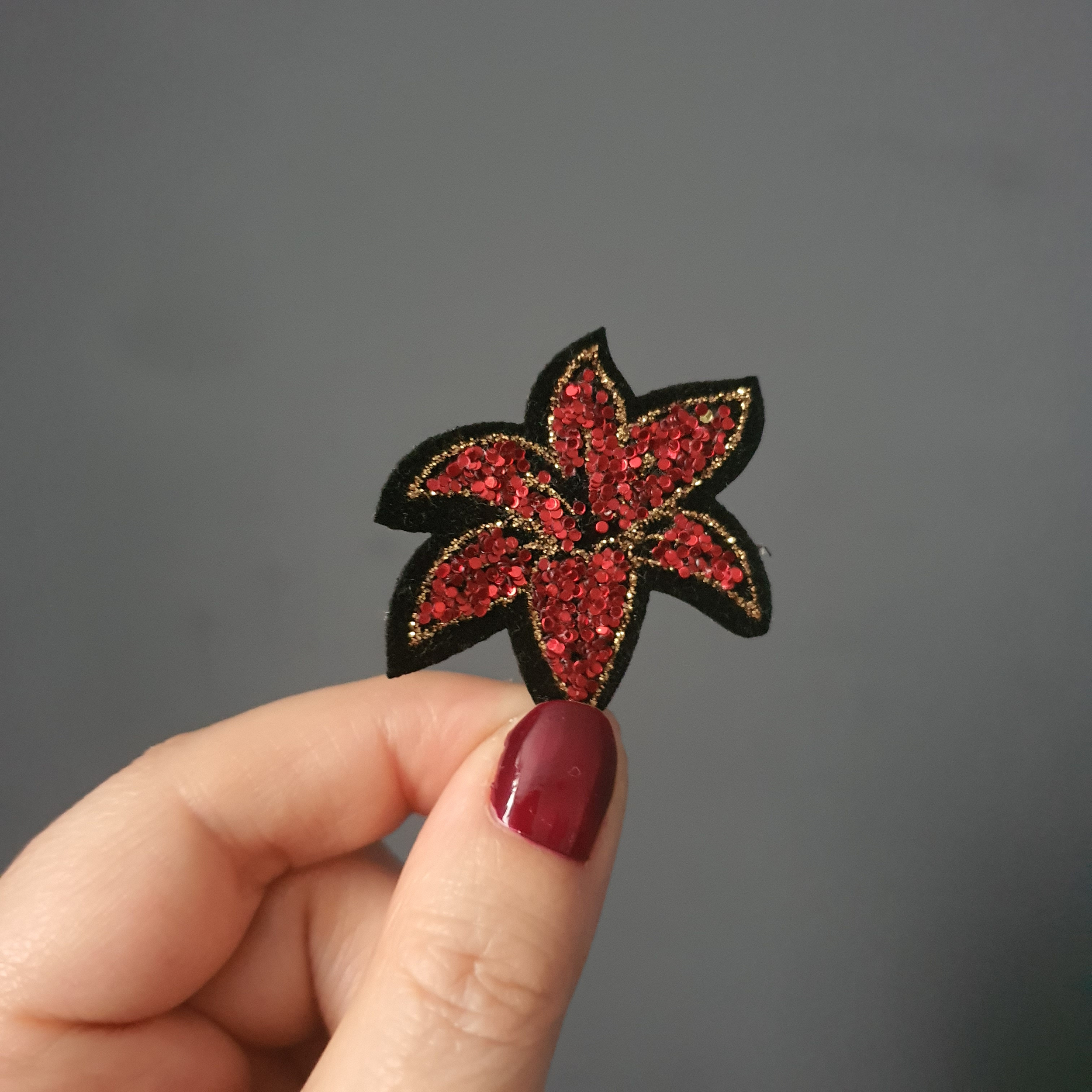 patch autocollant fleur de lys pailleté rouge