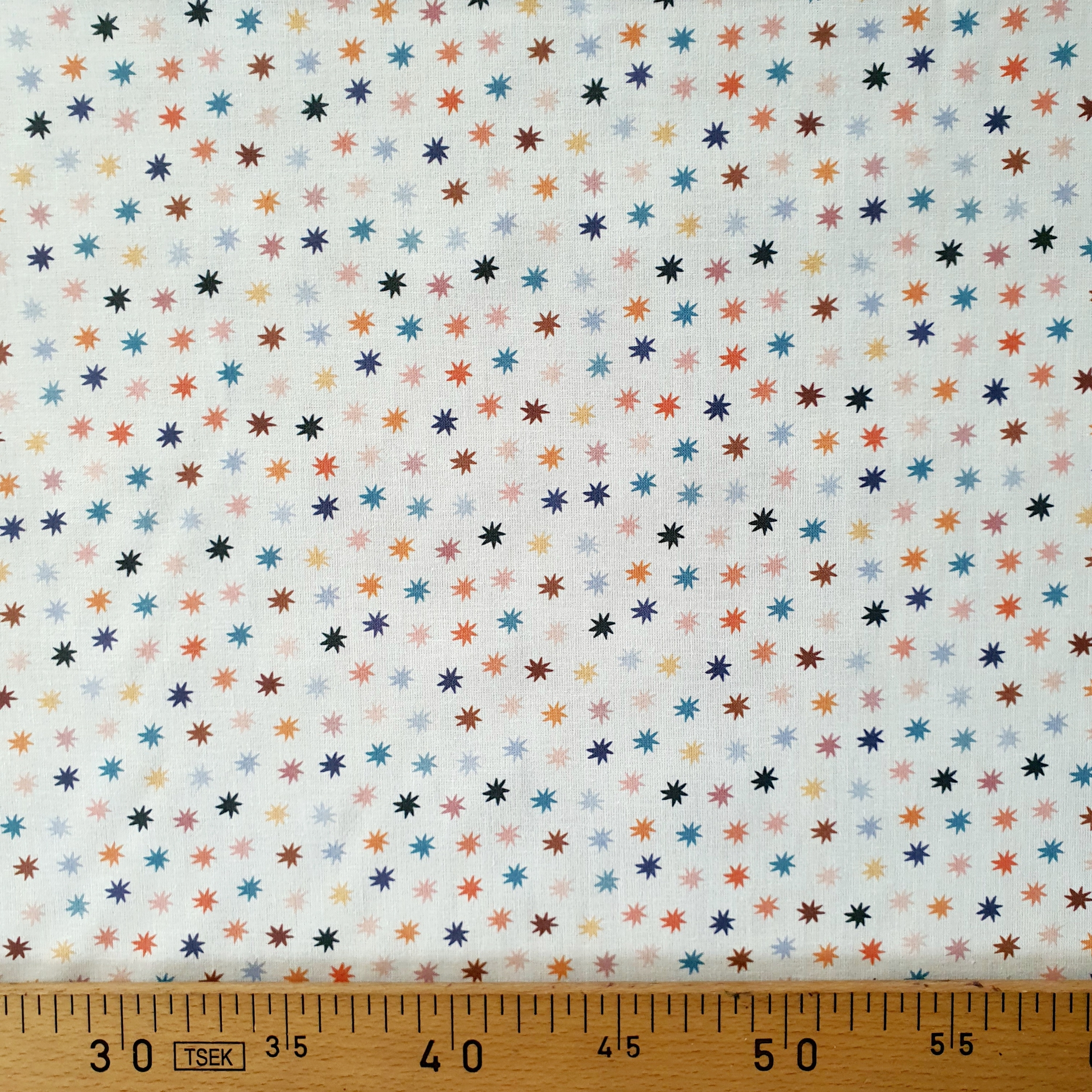 Tissu coton bio étoile multi couleur fond blanc (2)