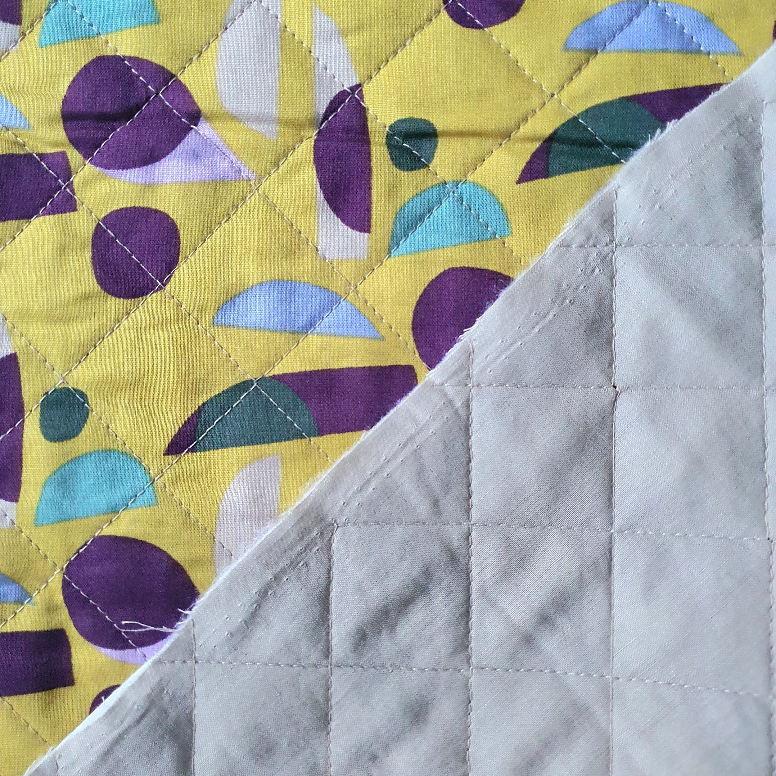 Tissu matelassé coton motifs abstraits violet jaune (2)