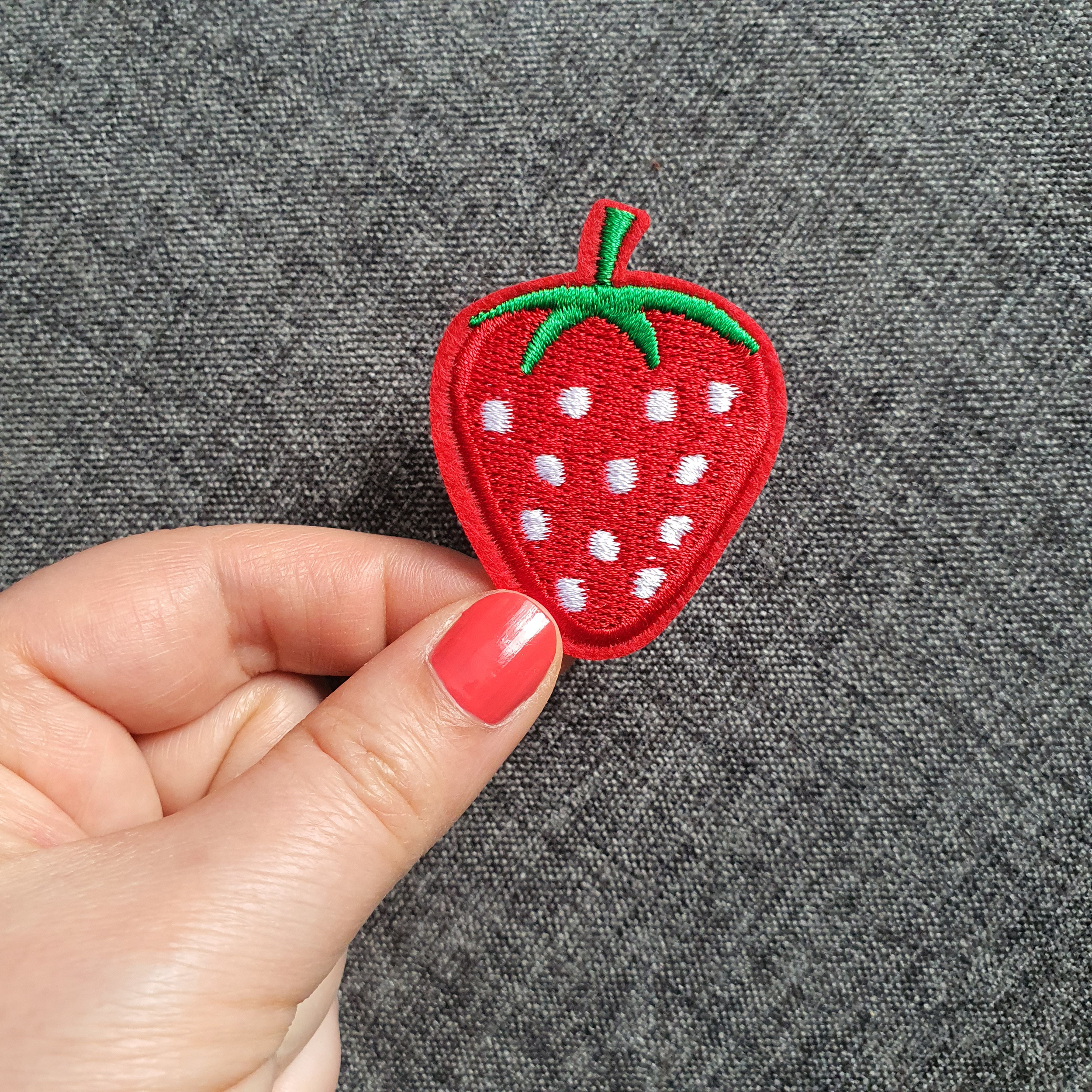 Patch thermocollant fraise rouge et pois blanc