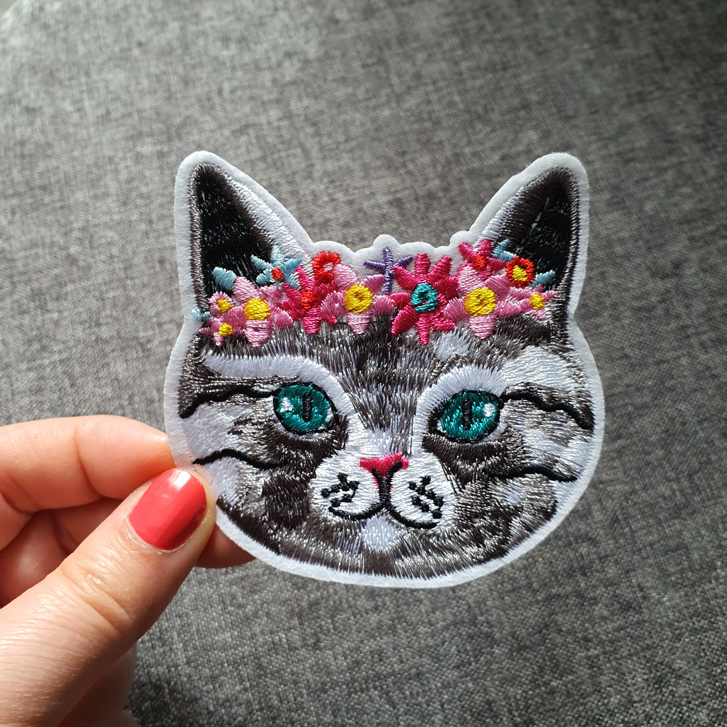 Patch thermocollant tête de chat gris et couronne de fleur  (1)