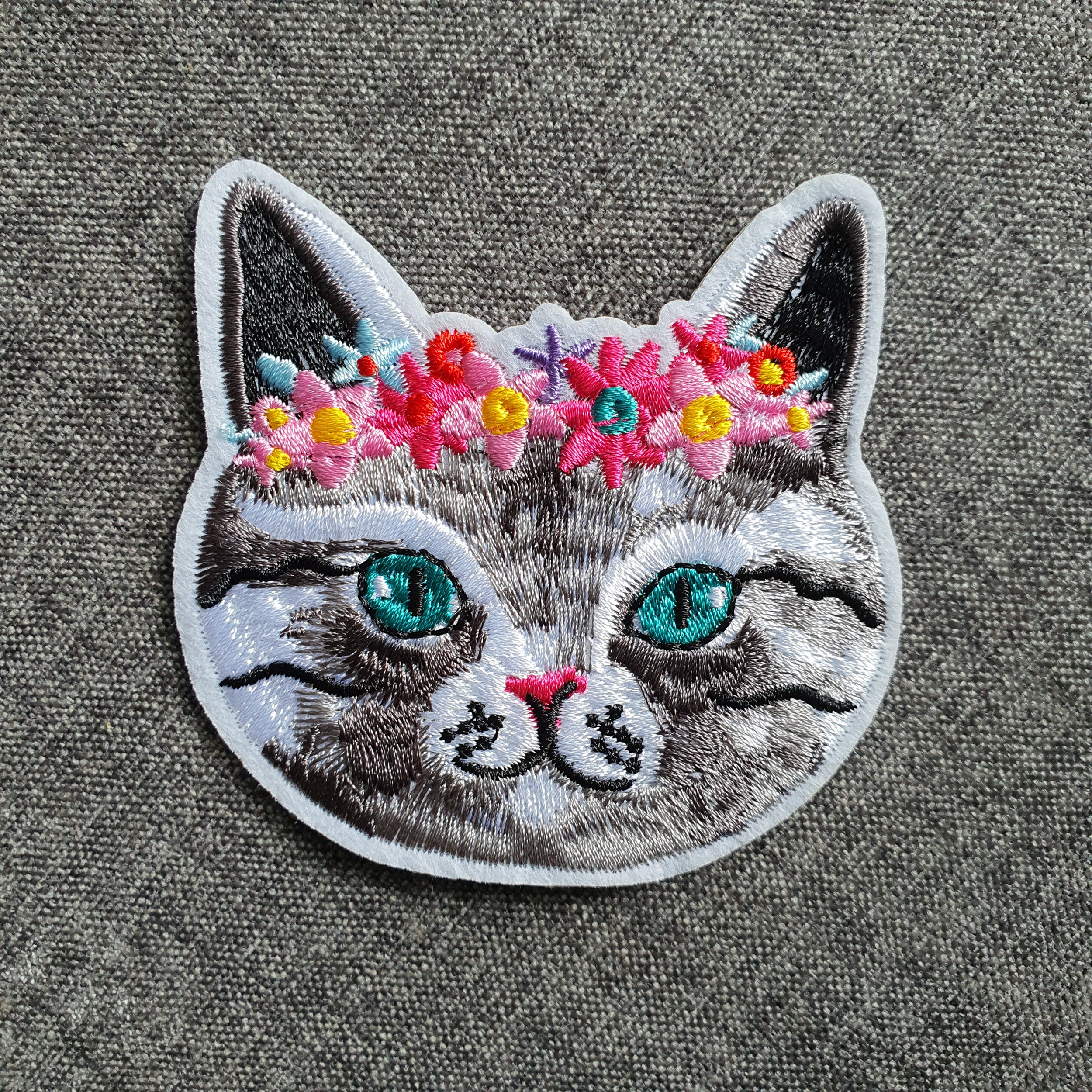 Patch thermocollant tête de chat gris et couronne de fleur
