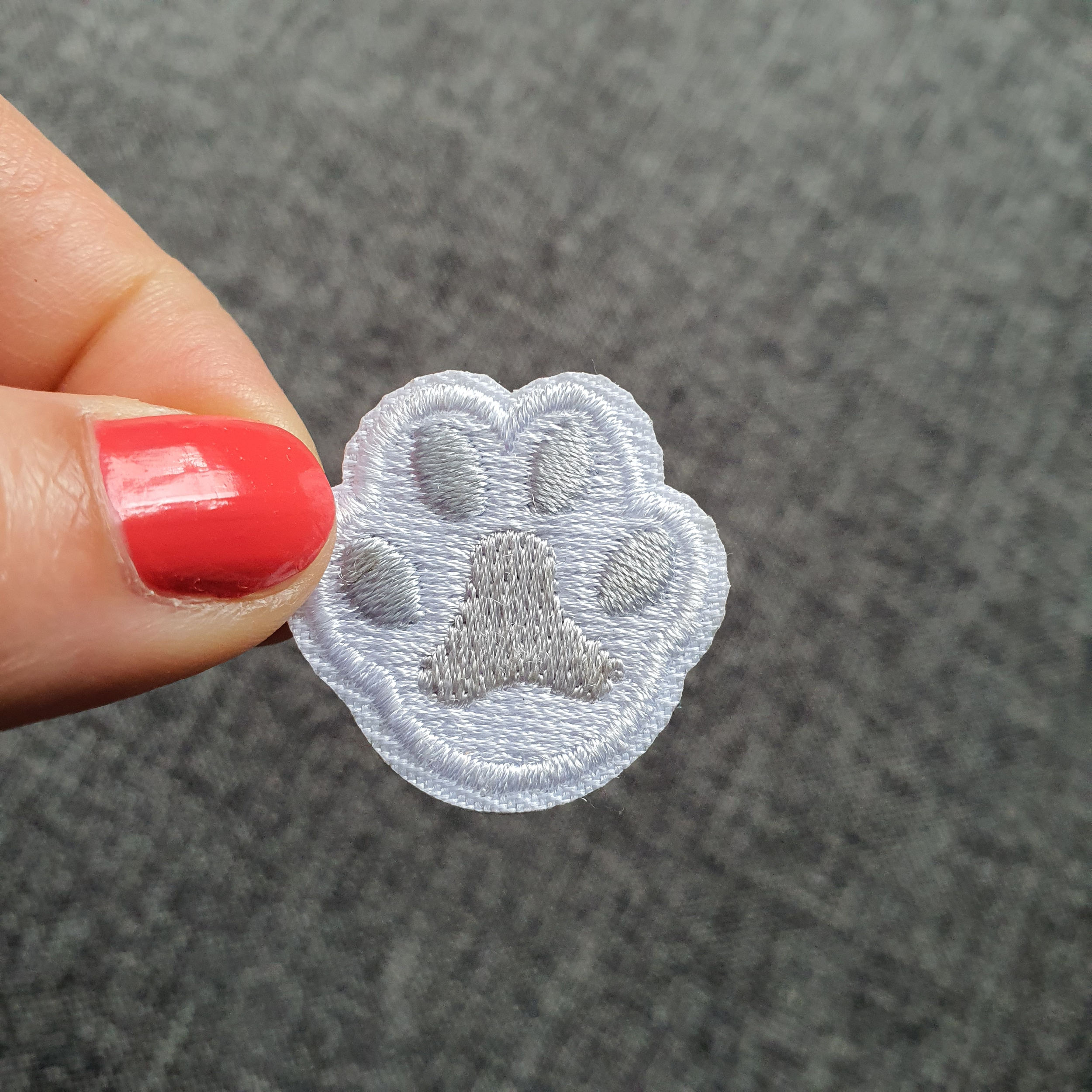 Patch thermocollant petite patte animal blanc et gris clair.