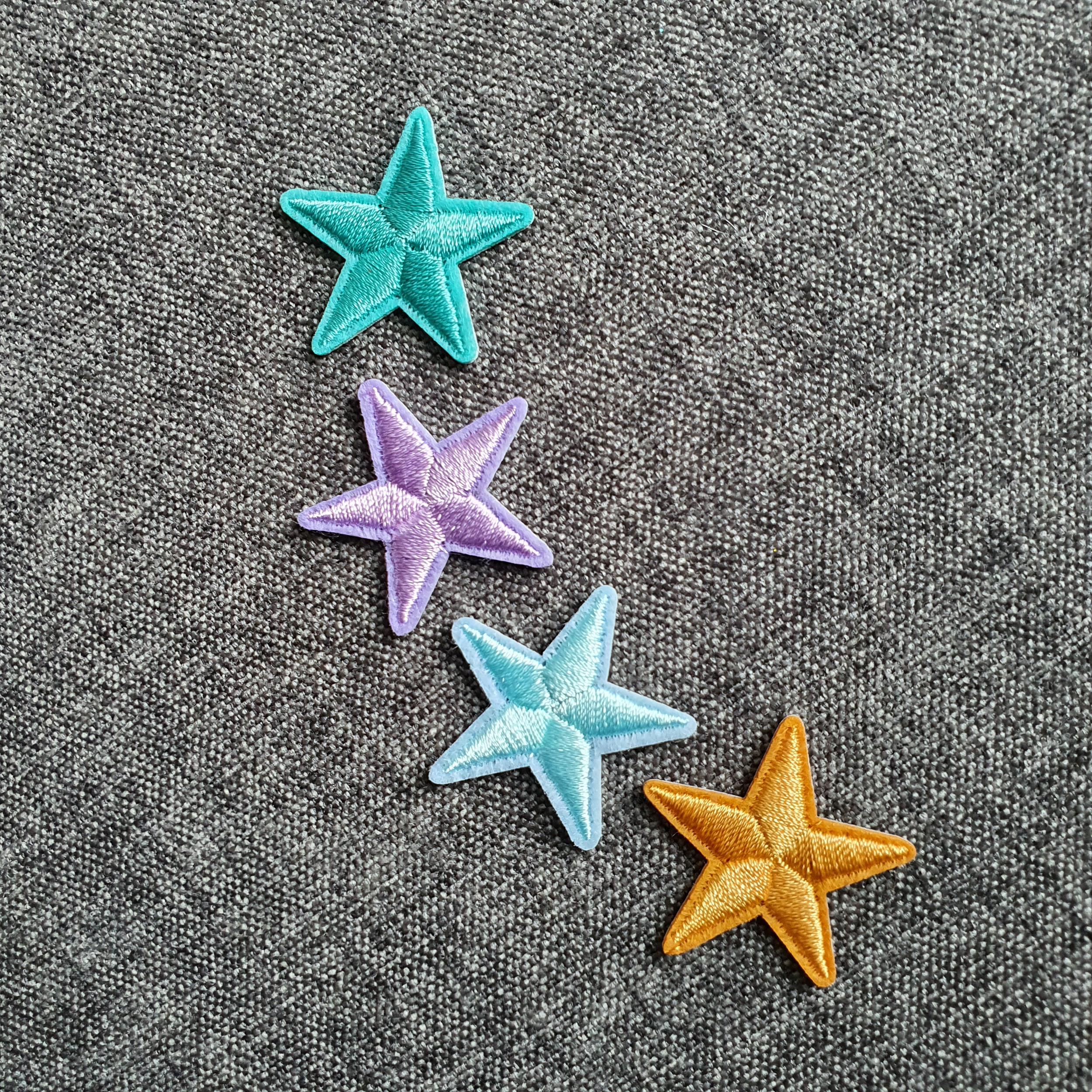 Patch thermocollant lot de quatre petites étoiles dégradé de bleu, de beige et de mauve (1)