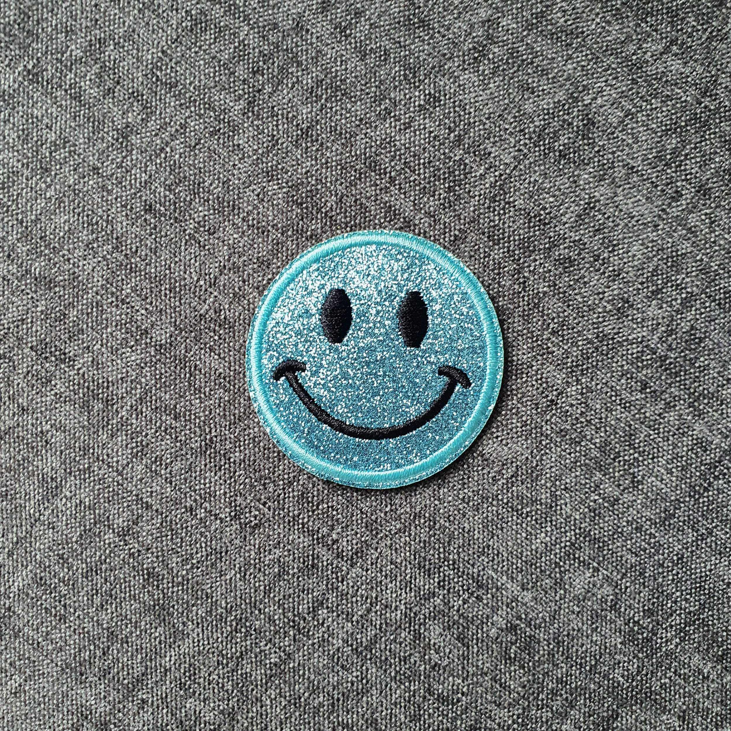 Patch thermocollant rond smiley brillant bleu clair.