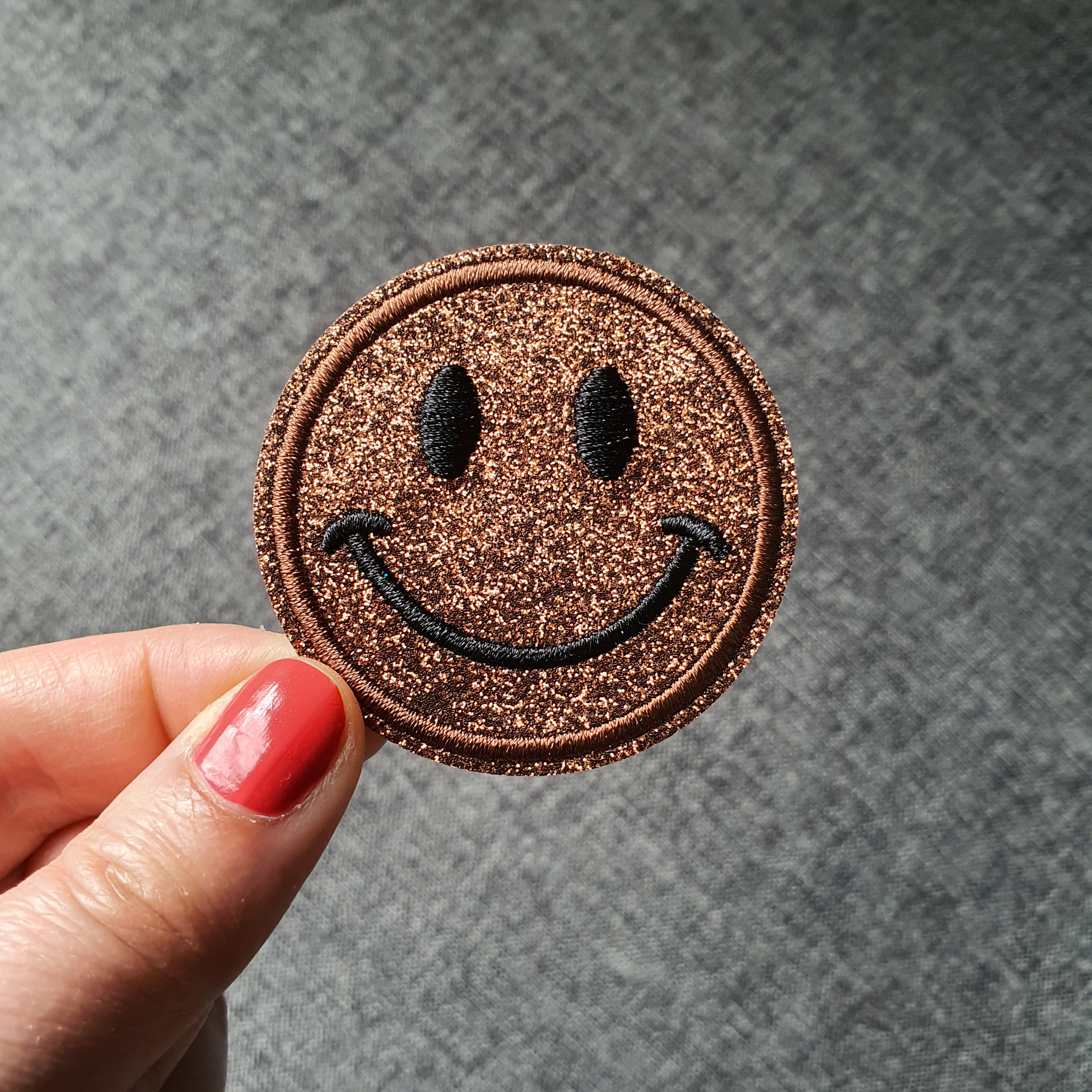 Patch thermocollant rond tête de smiley brillant marron (1)