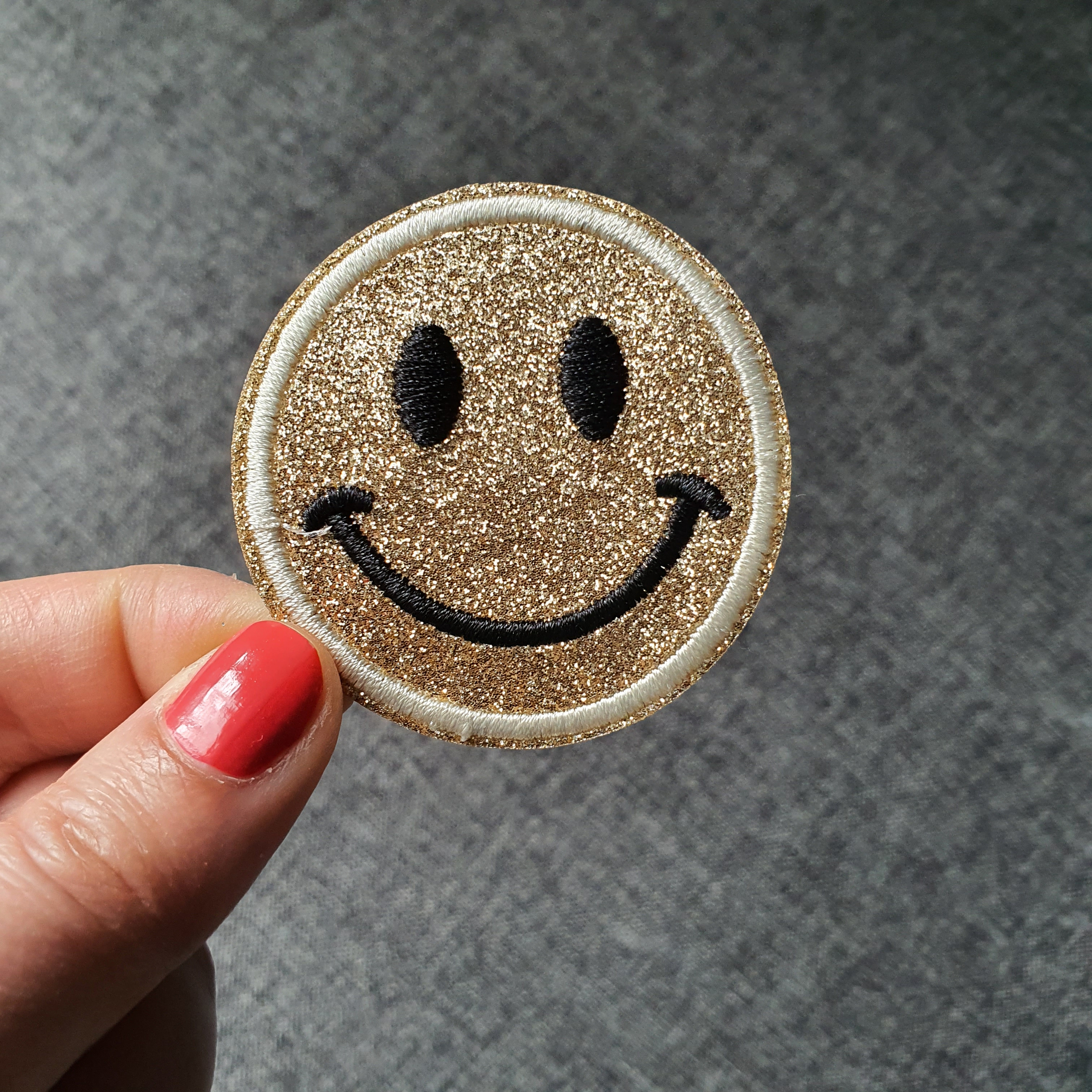 Patch thermocollant rond tête de smiley or (1)