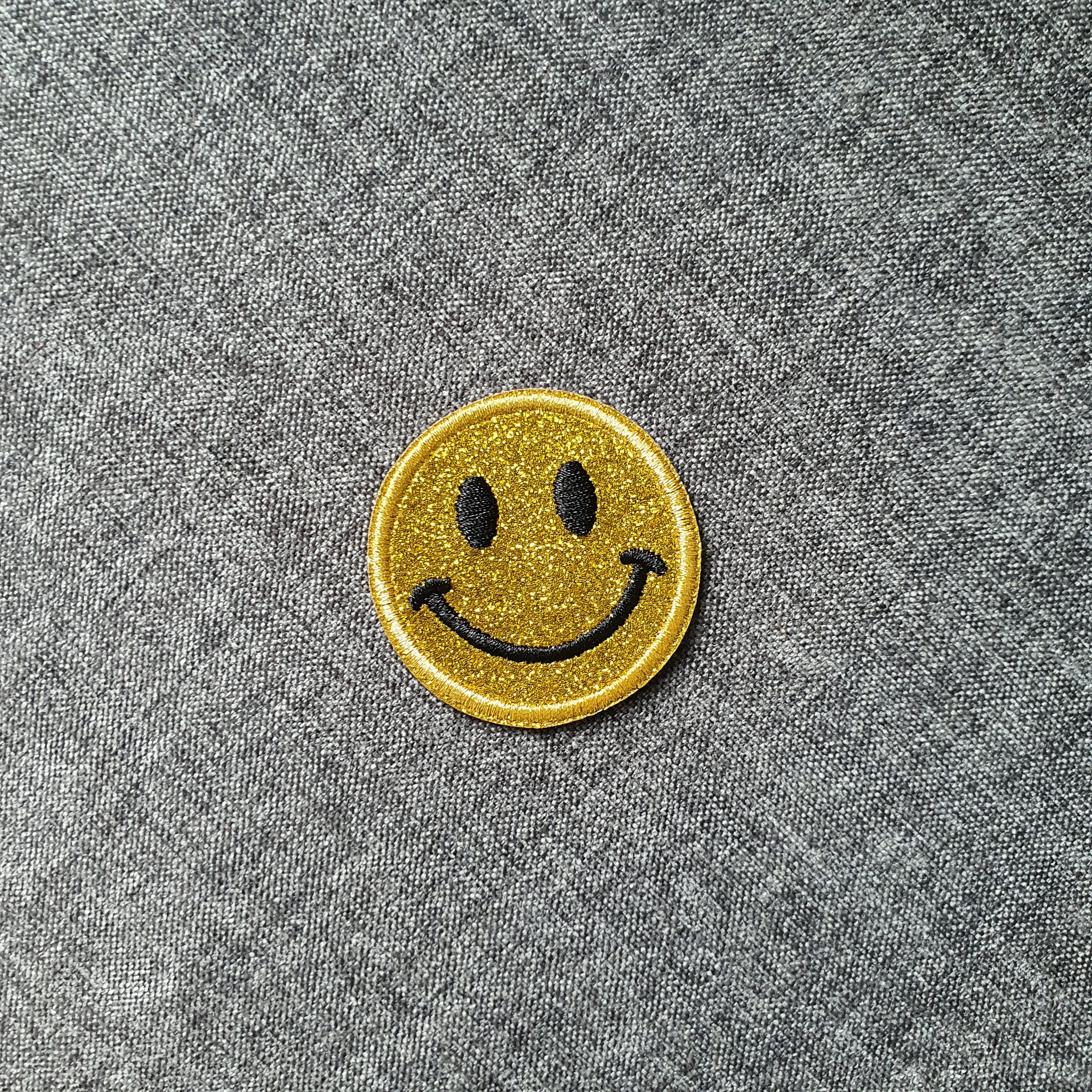 Patch thermocollant rond tête de smiley brillant jaune or (1)