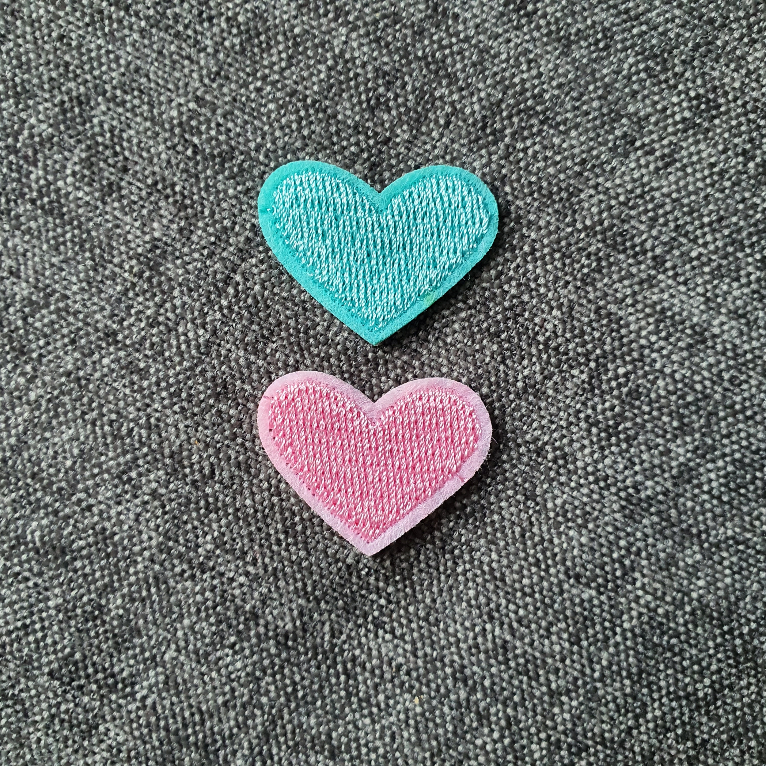 Patch thermocollant duo de petits cœurs colorés bleu et rose