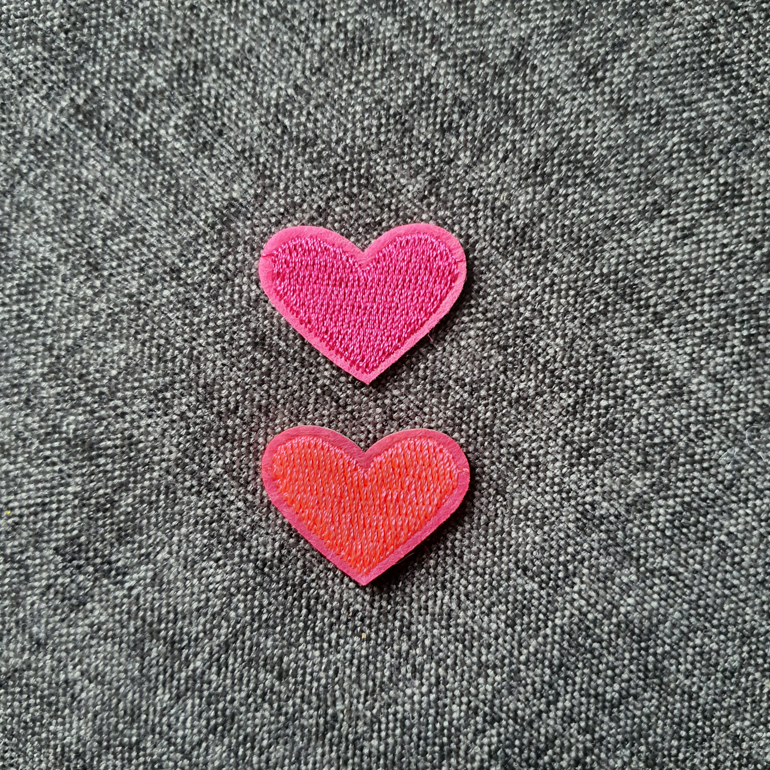 Patch thermocollant duo de petits cœurs colorés rose fuchsia et rose fluo