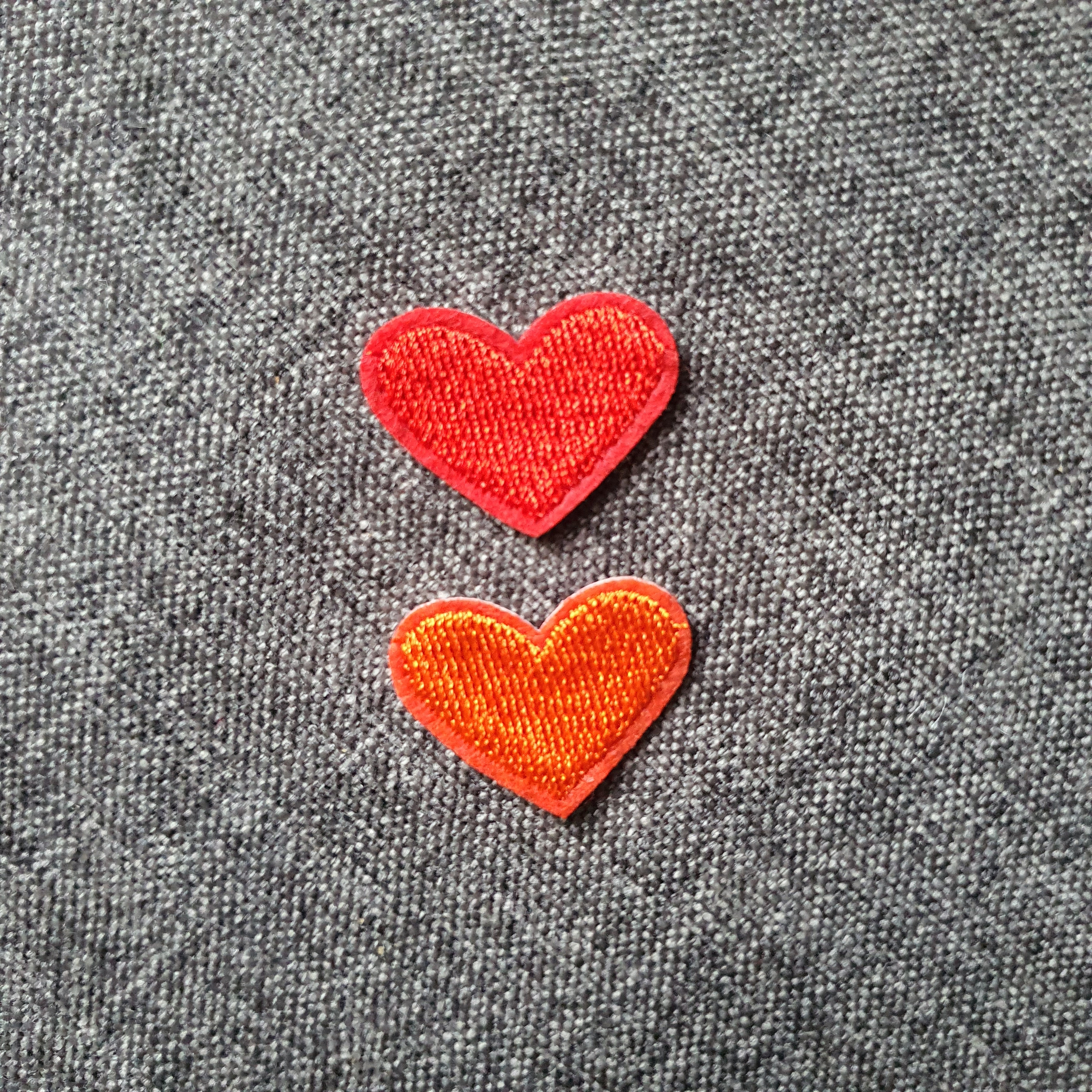 Patch thermocollant duo de petits cœurs colorés rouge et orange