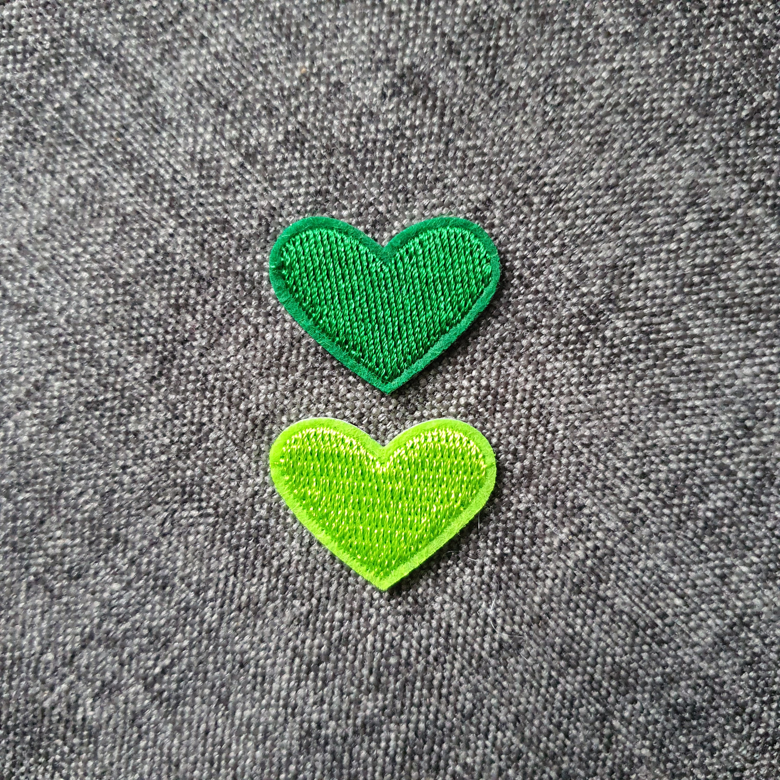 Patch thermocollant duo de petits cœurs colorés vert