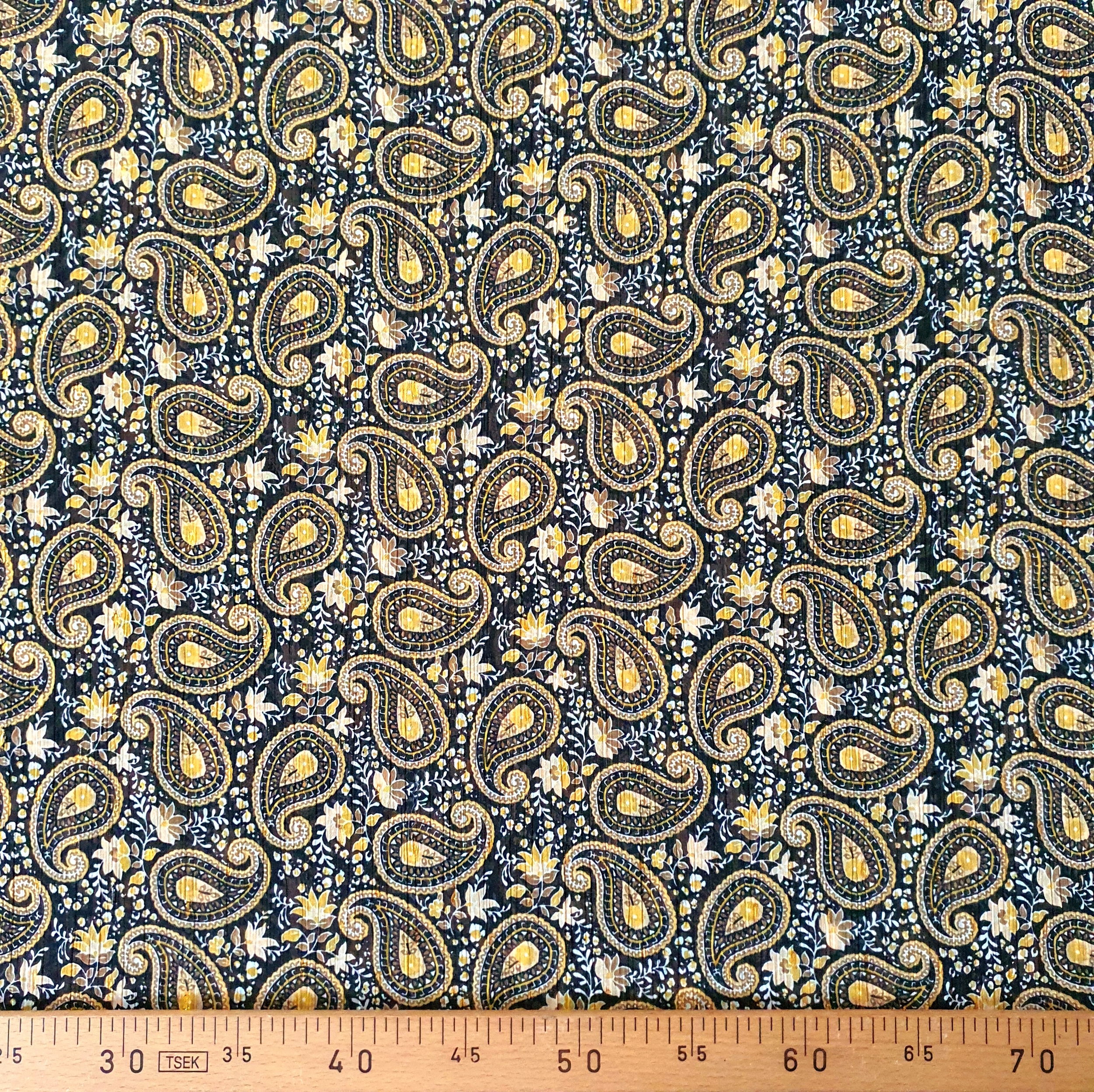 Tissu mousseline polyester imprimé cachemire noir et jaune moutarde