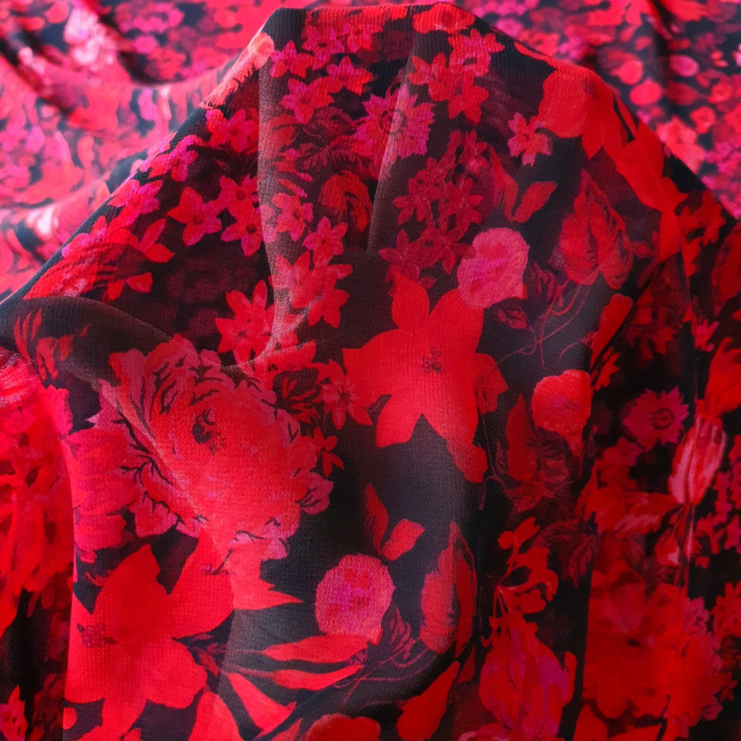 Tissu mousseline polyester motif floral rouge intense. (2)