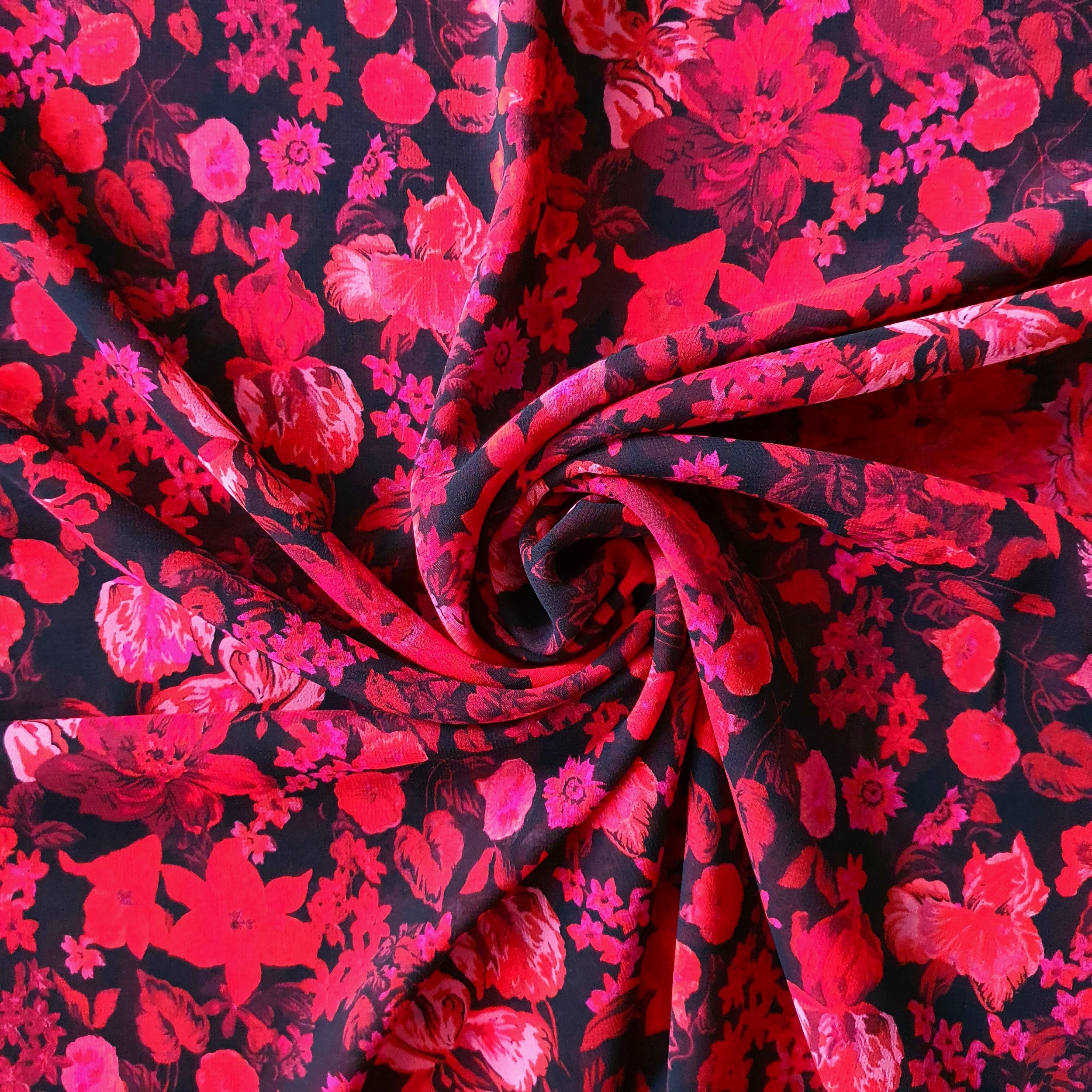 Tissu mousseline polyester motif floral rouge intense. (1)