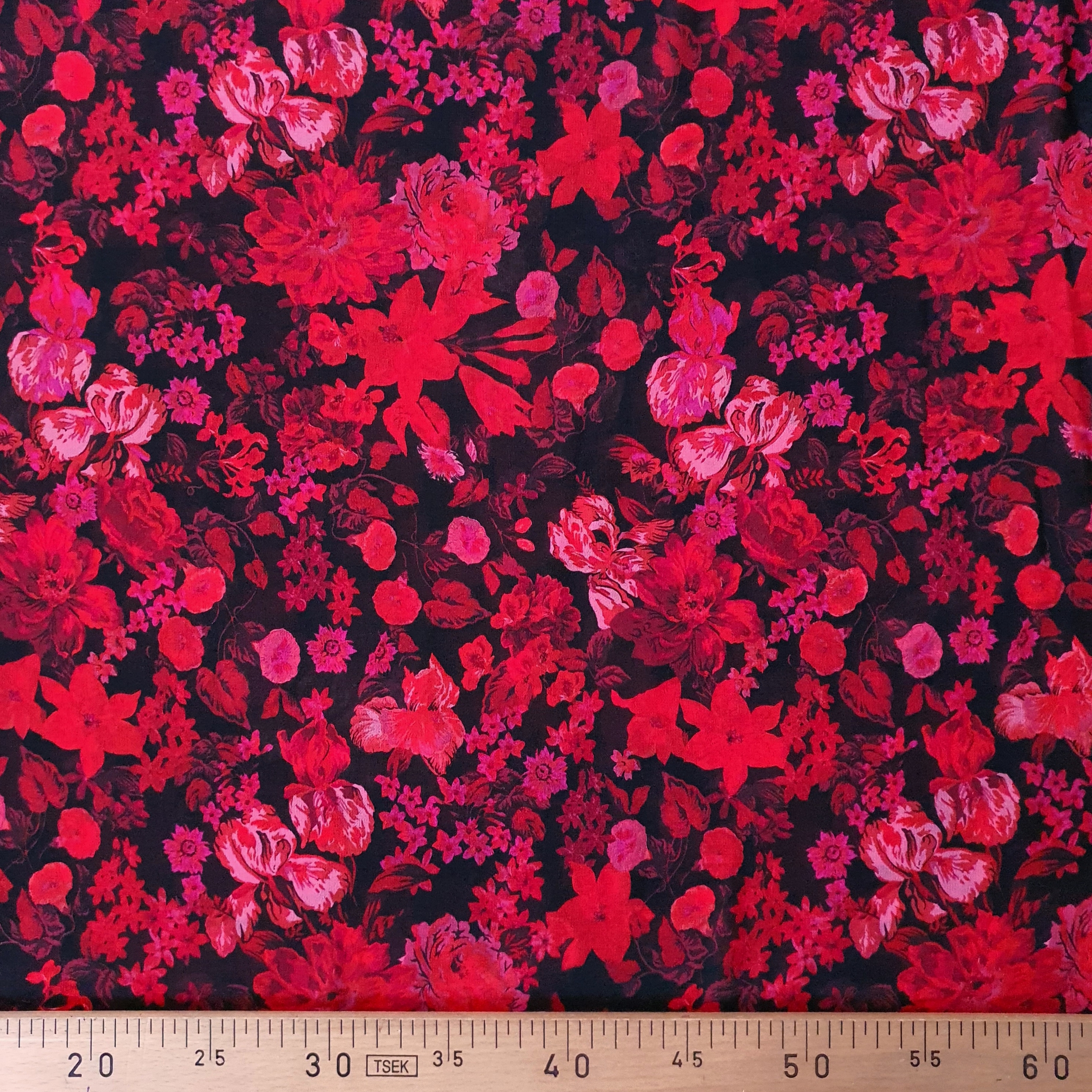 Tissu mousseline polyester motif floral rouge intense