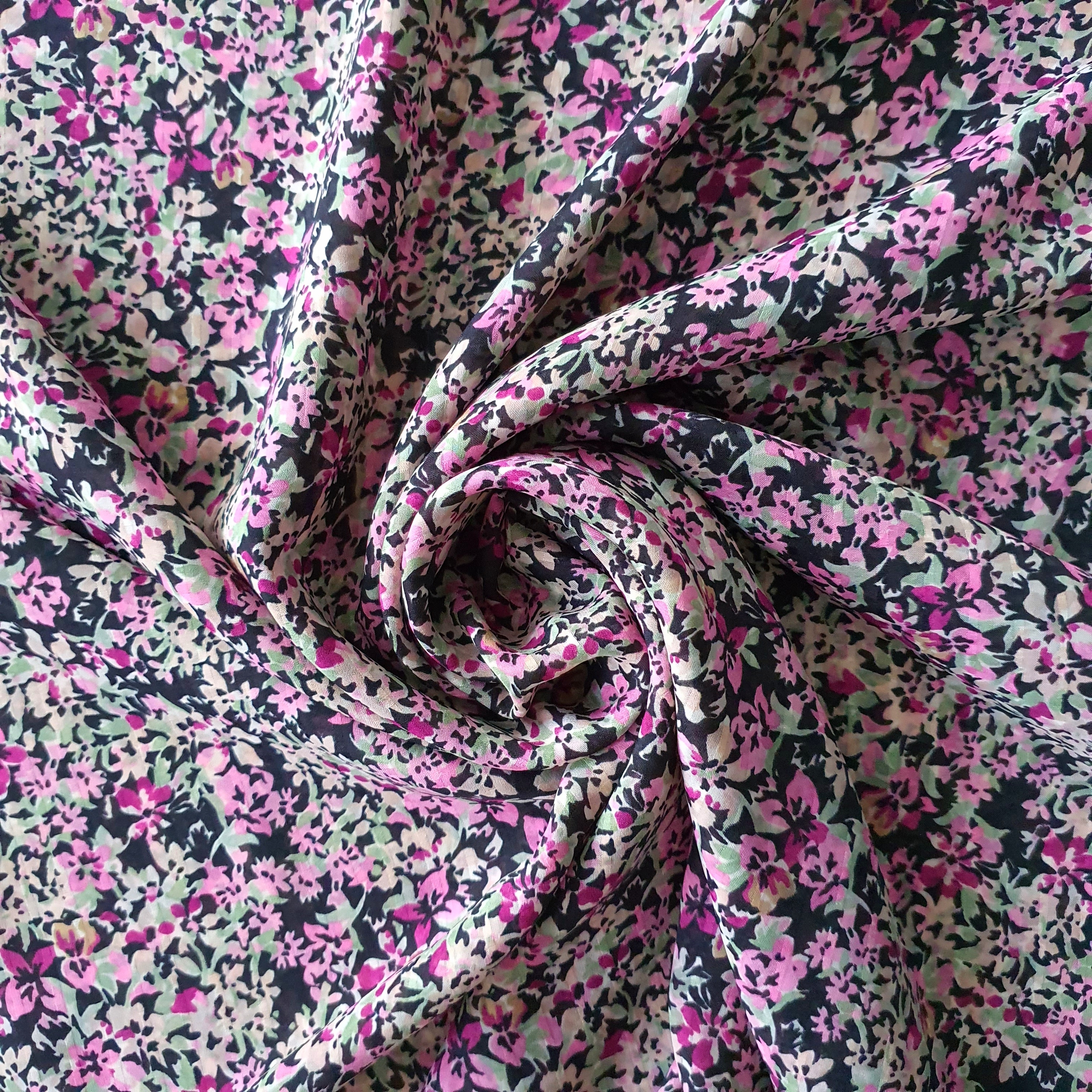 Tissu mousseline polyester tissage rayure fleuri rose vert sur fond noir.j